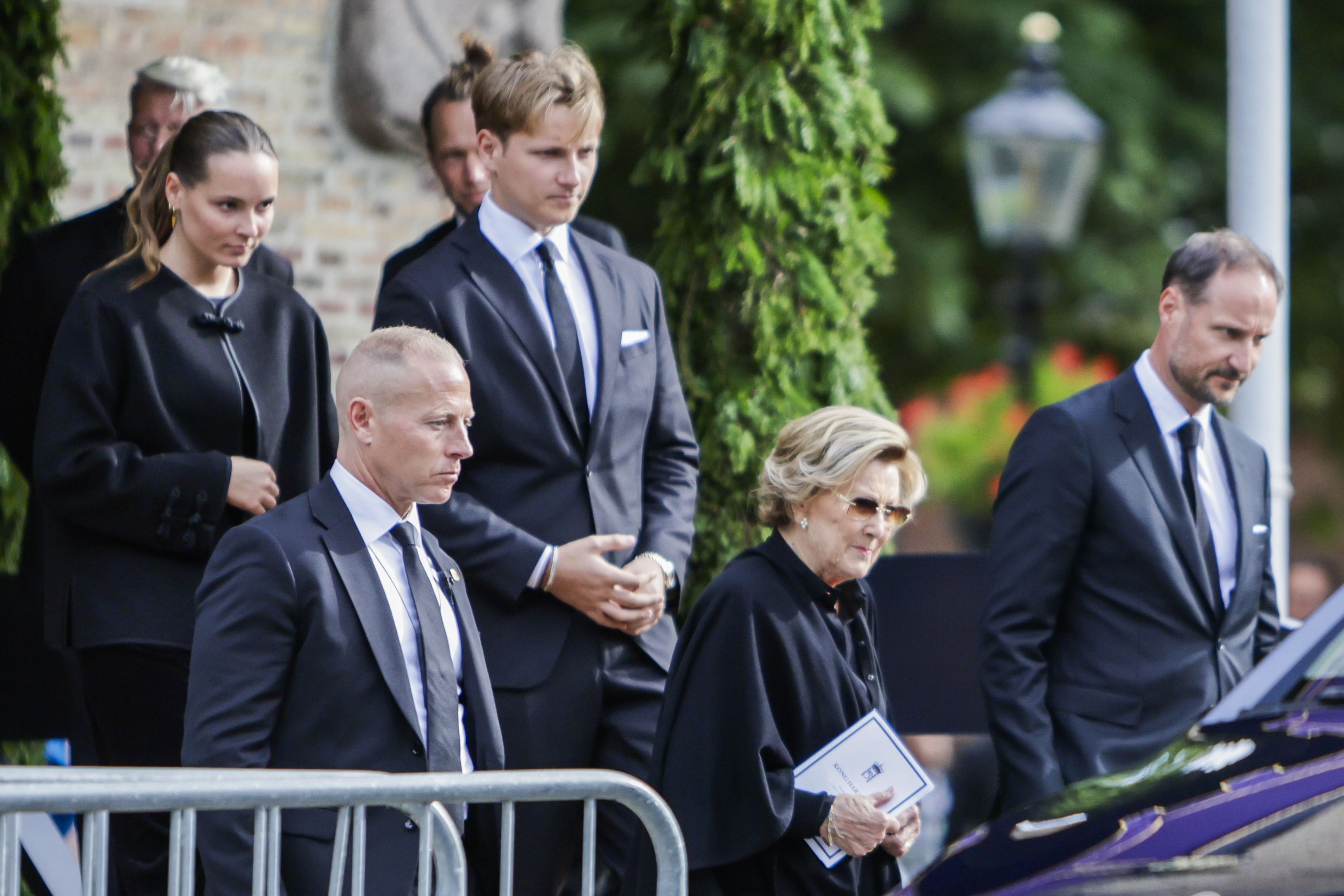 König Haakon mit Königin Sonja, Kronprinzessin Ingrid Alexandra und Prinz Sverre Magnus vor dem Osloer Dom.