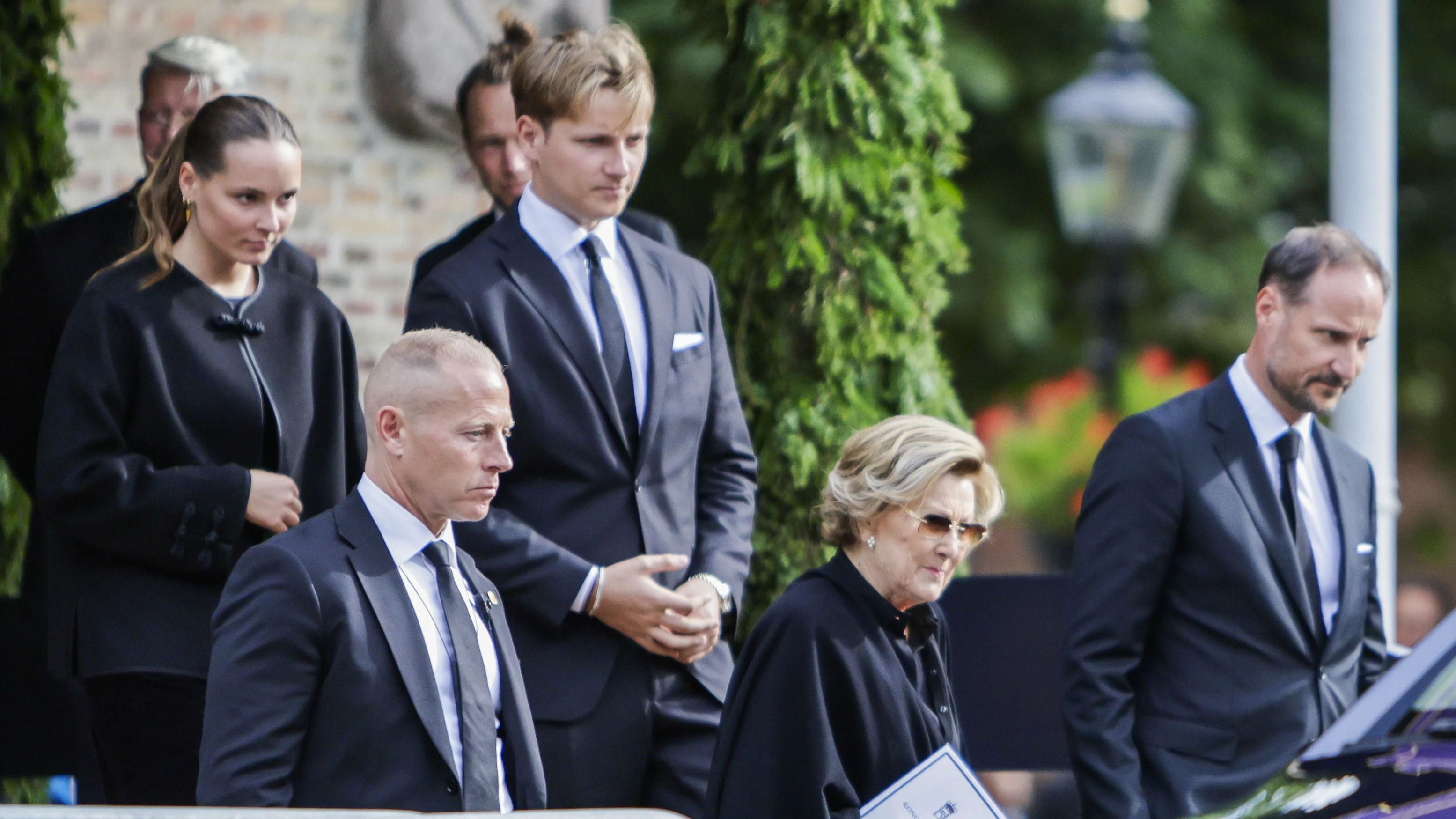 König Haakon mit Königin Sonja, Kronprinzessin Ingrid Alexandra und Prinz Sverre Magnus vor dem Osloer Dom.