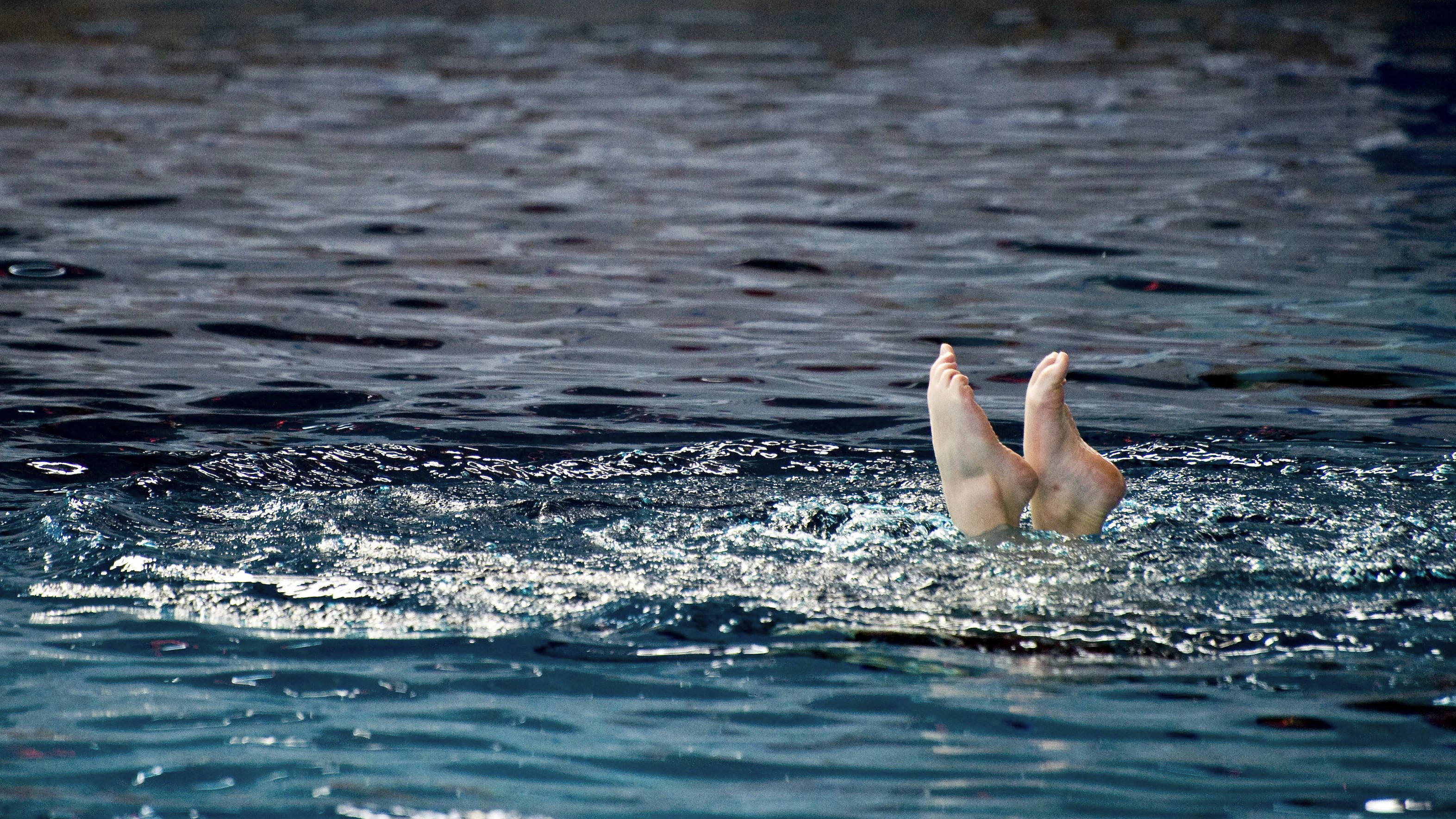(c) Christian MUELLER - Vienna, 23.05.2009 - 4. Internationaler Danube Cup im Stadthallenbad in Wien. Bild zeigt Fuesse einer Schwimmerin beim Einschwimmen / 4. International Danube Cup in the Stadthallenbad in Vienna/Austria. Picture shows feet of swimmer warming up  PHOTO: Christian MUELLER