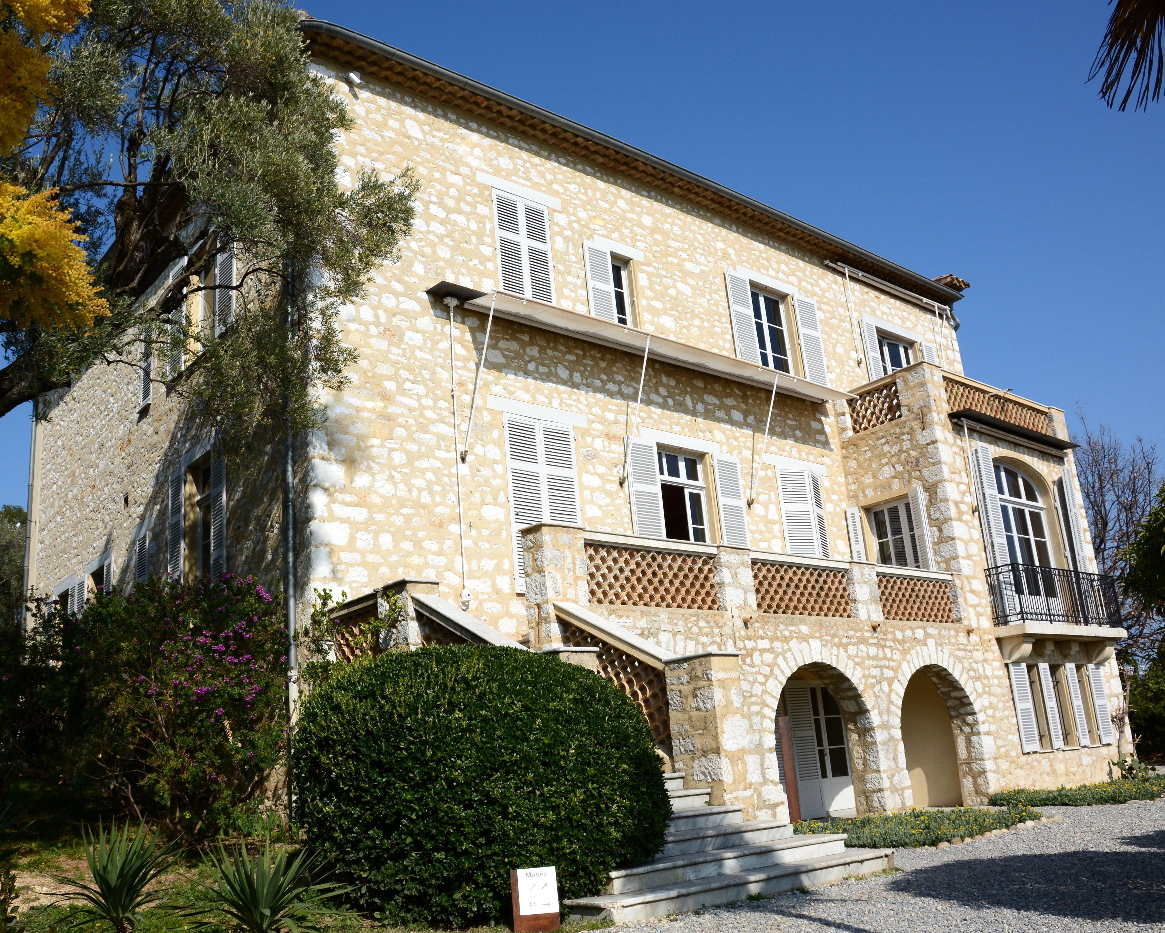 Kunstdiebe haben an der französischen Riviera zugeschlagen. Aus dem Renoir-Museum wurden drei Gemälde gestohlen.