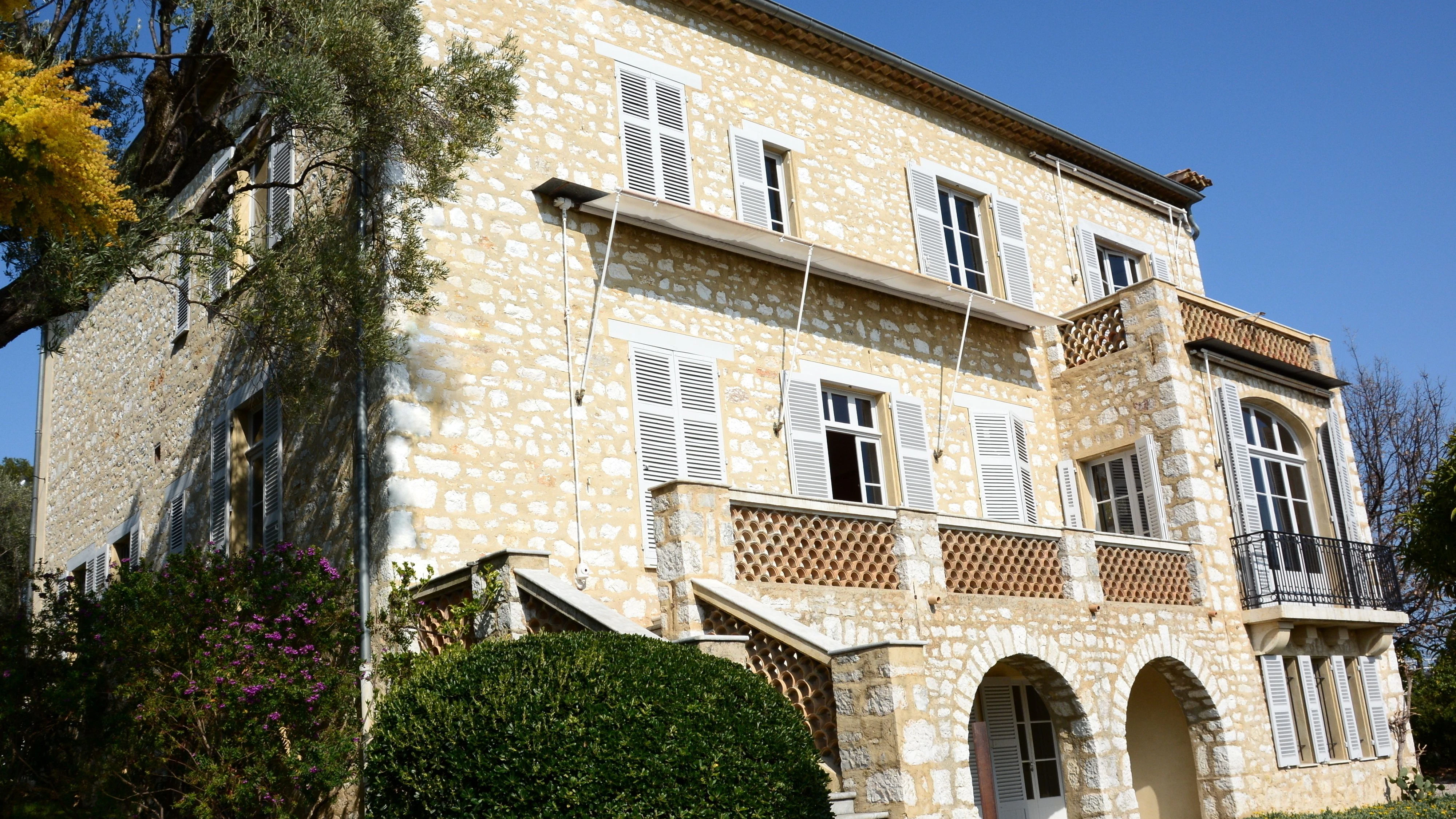 Kunstdiebe haben an der französischen Riviera zugeschlagen. Aus dem Renoir-Museum wurden drei Gemälde gestohlen.