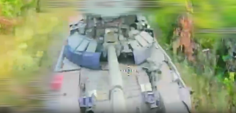 Ein russischer Panzer in einer ukrainischen Drohnen-Aufnahme.