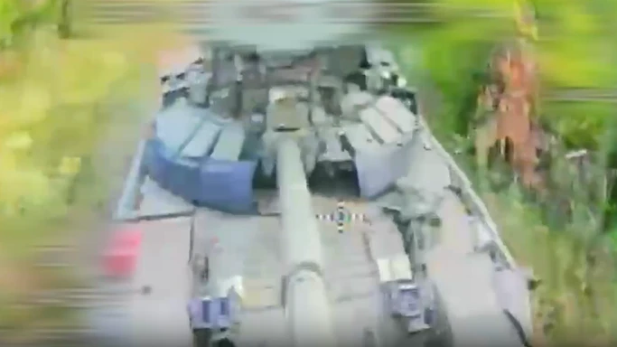Ein russischer Panzer in einer ukrainischen Drohnen-Aufnahme.