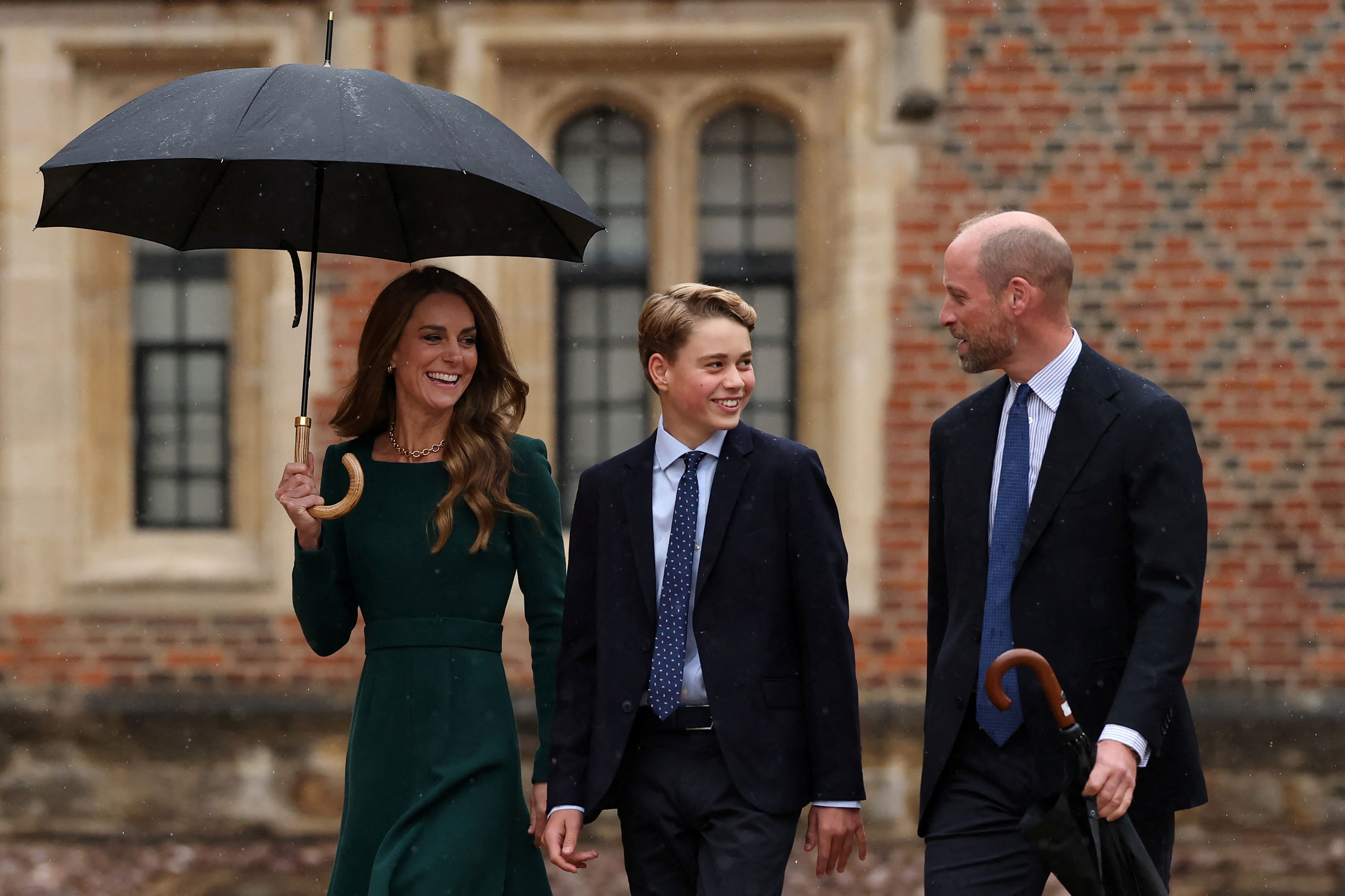 Prinz George bei seinem ersten Schultag am Eton College in Begleitung von Prinzessin Kate und Prinz William.