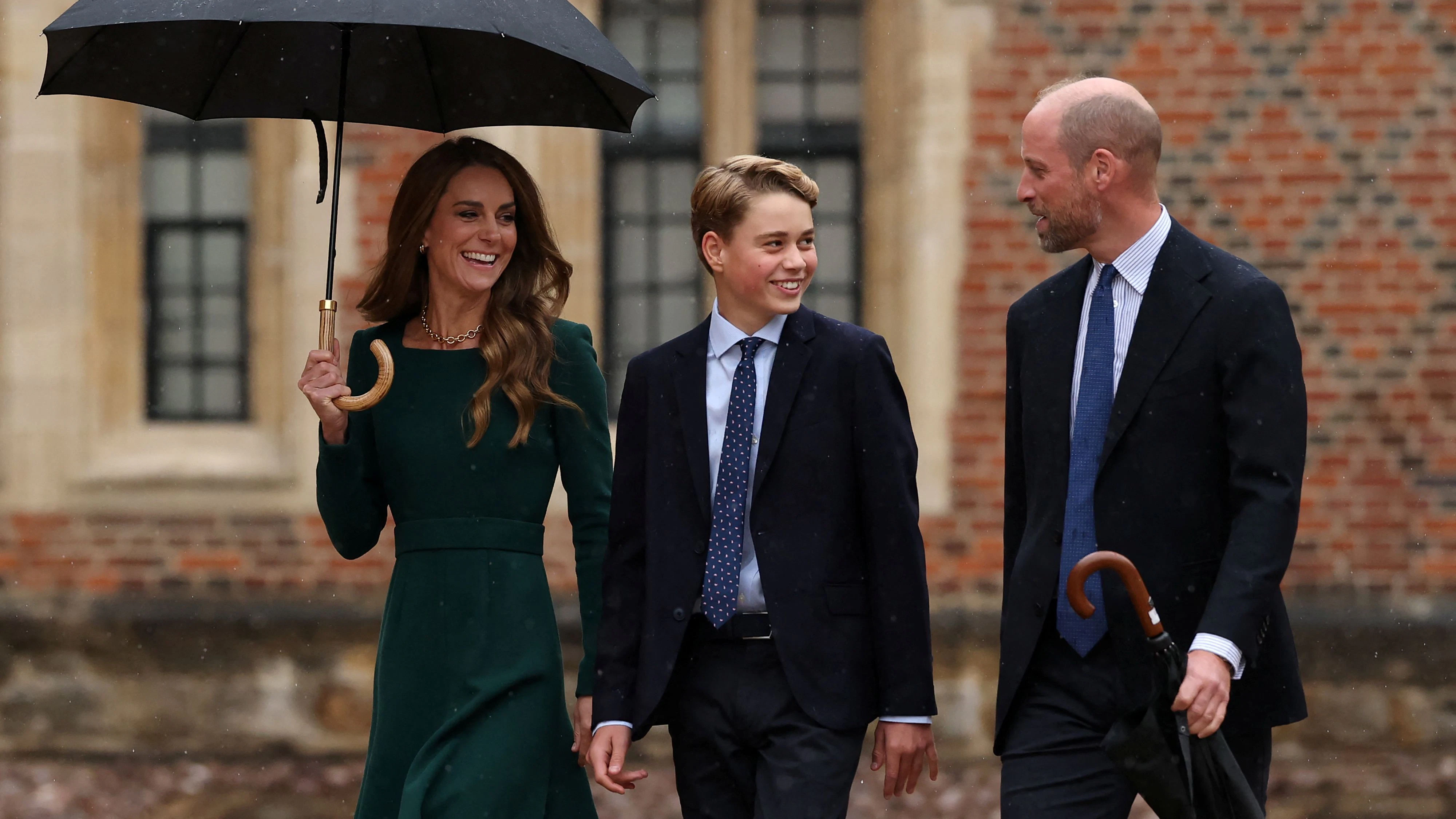 Prinz George bei seinem ersten Schultag am Eton College in Begleitung von Prinzessin Kate und Prinz William.