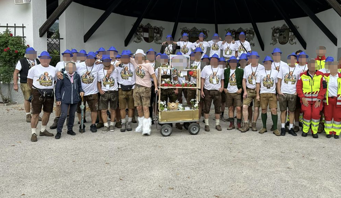 Die Poltergruppe aus Oberösterreich – mit ihren blauen Hüten.