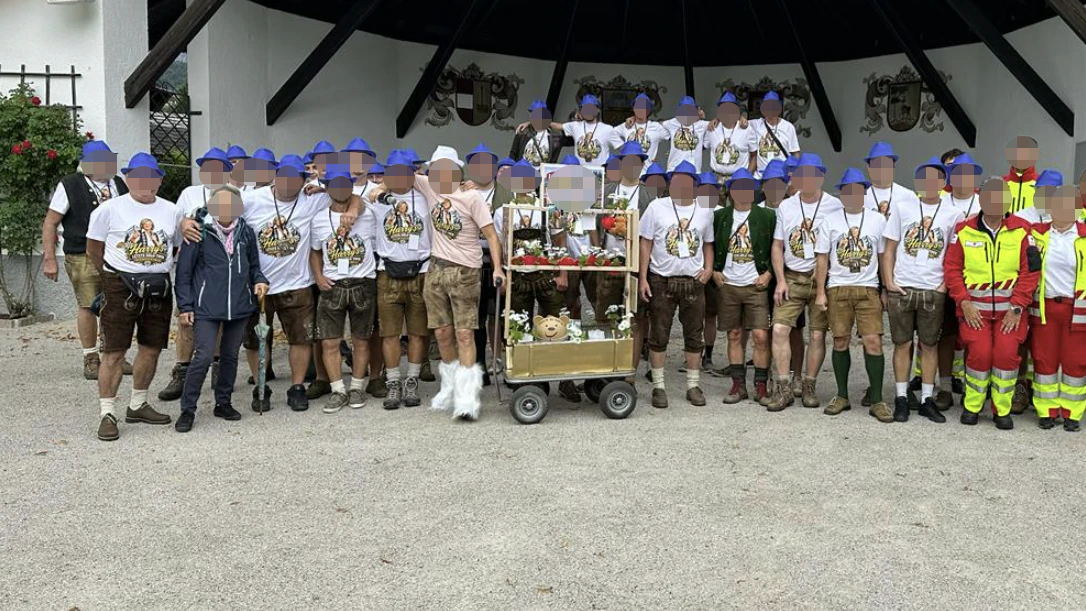 Die Poltergruppe aus Oberösterreich – mit ihren blauen Hüten.