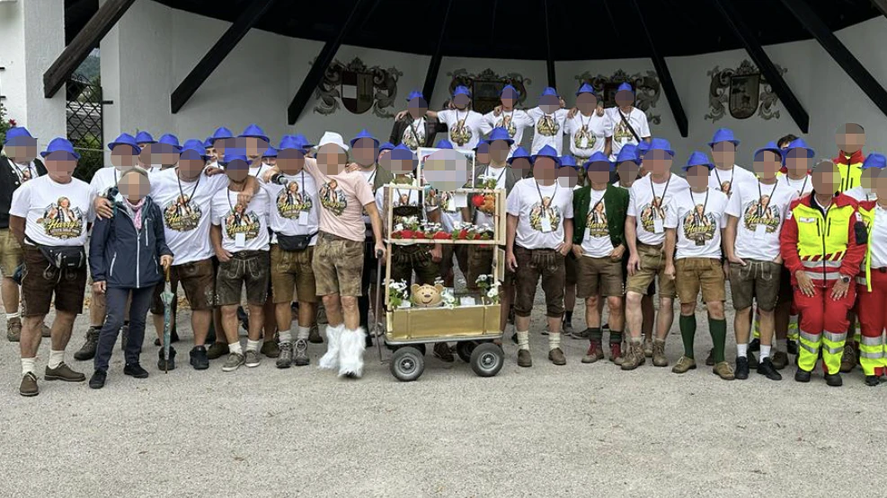 Die Poltergruppe aus Oberösterreich – mit ihren blauen Hüten.