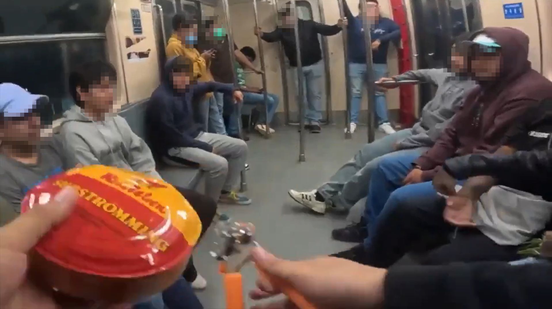 Dieser Prank hatte es in sich: Mitten in der U-Bahn öffnete ein Mexikaner eine Dose Surströmming – ein für ihren bestialischen Gestand berüchtigte Fisch-Delikatesse aus Schweden