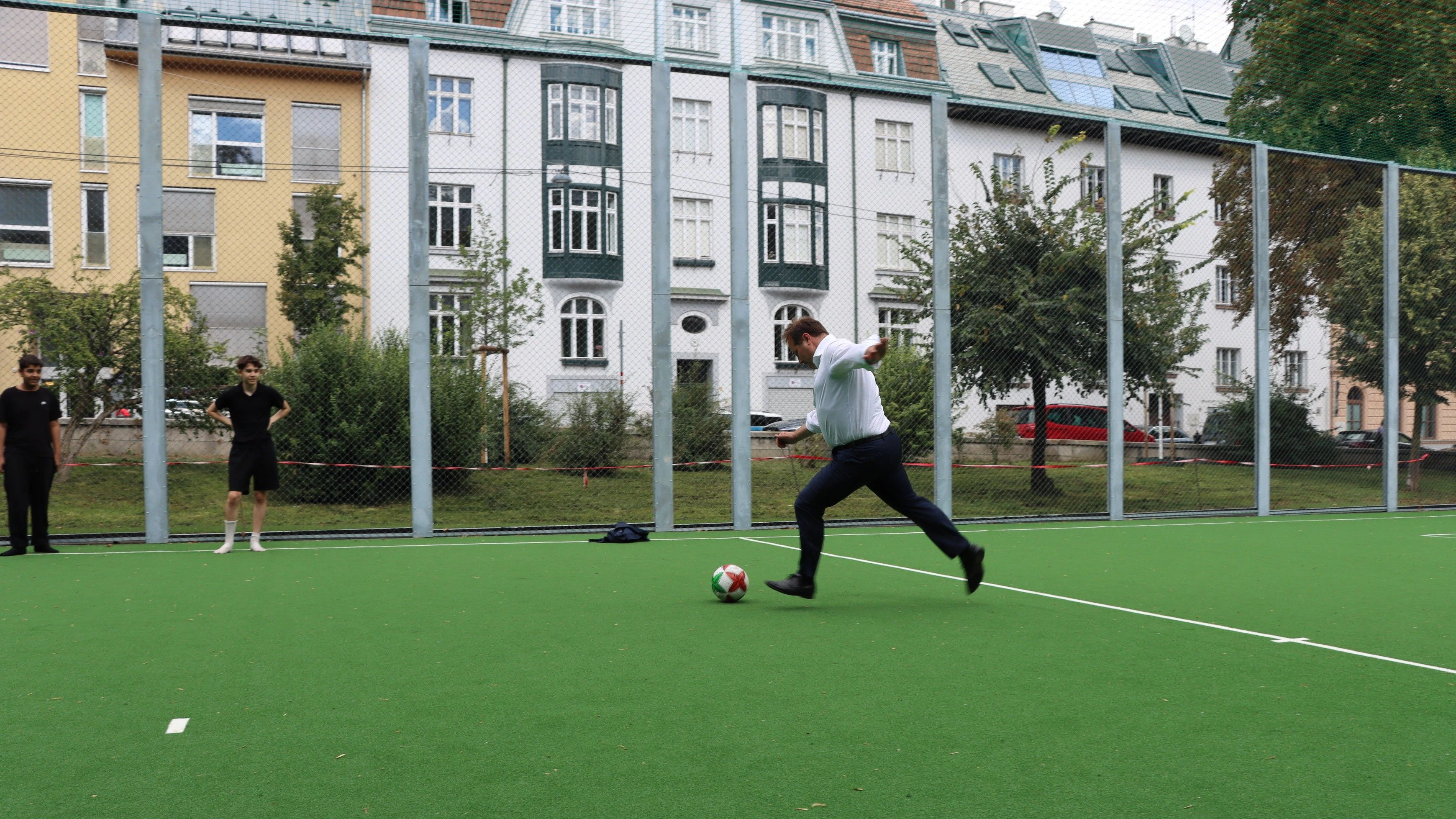 Der modernisierte Ballspielkäfig wurde bei einem Lokalaugenschein gleich getestet.