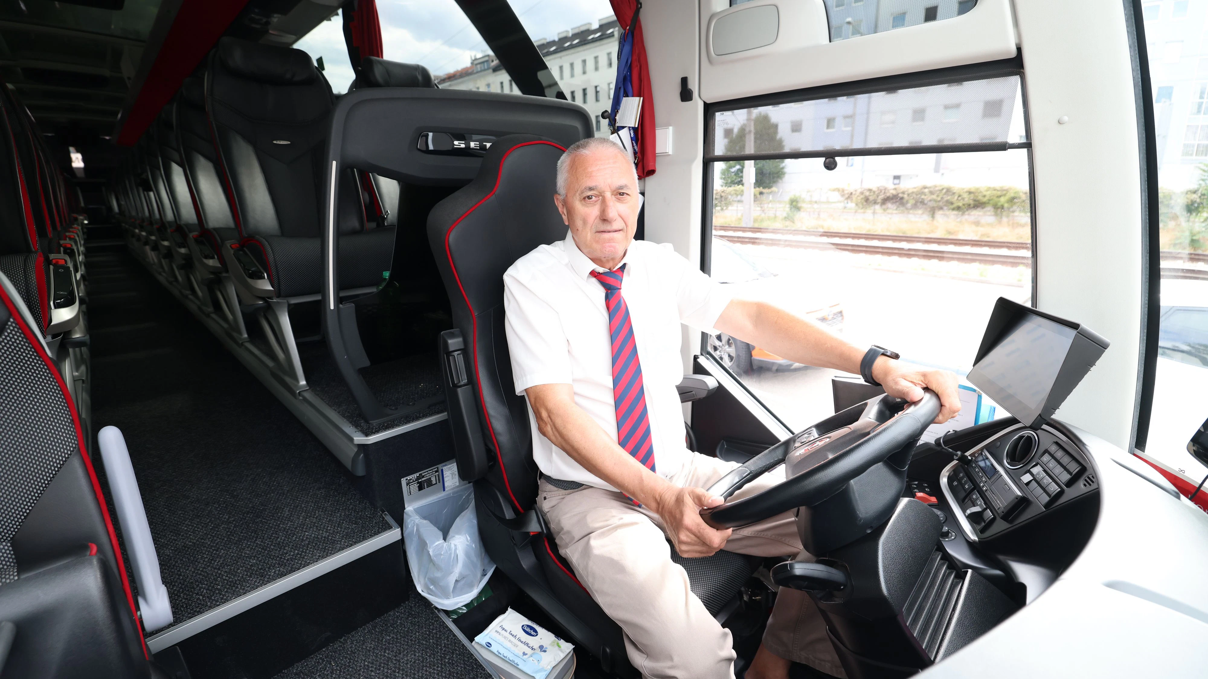 Der Buslenker an seinem Arbeitsplatz.