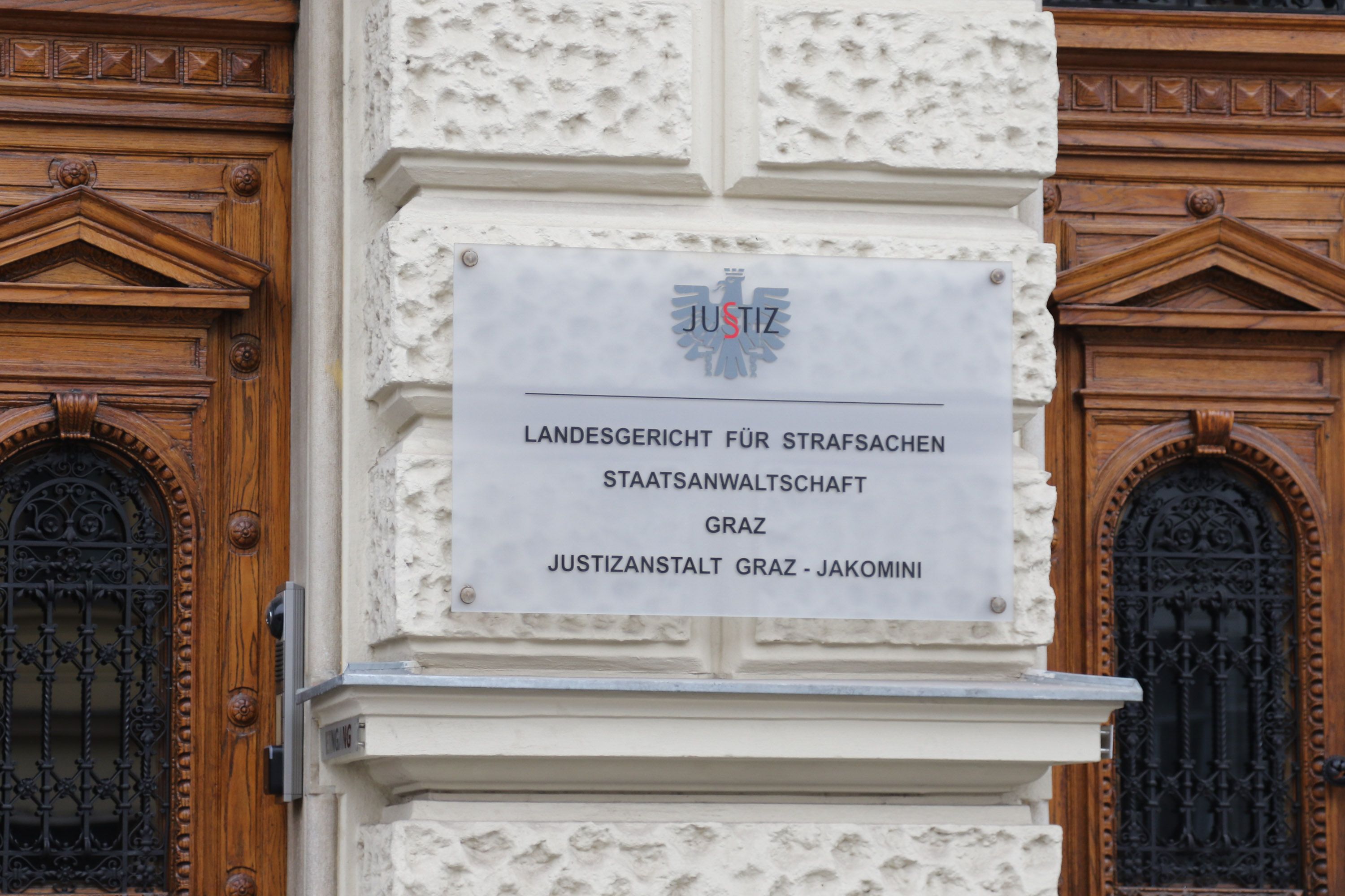 Dem Ex-Politiker drohen bis zu 15 Jahre Haft.