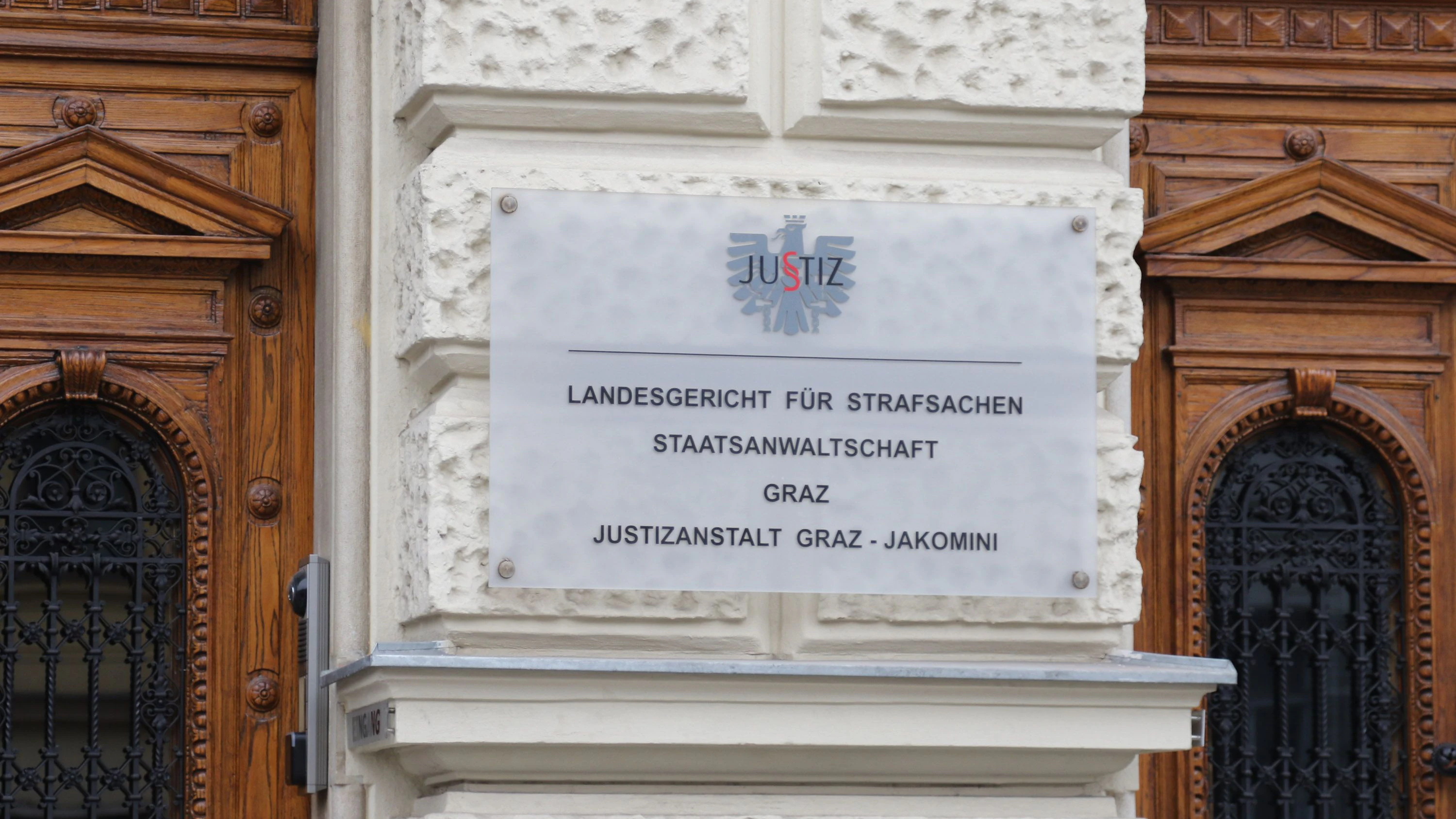 Dem Ex-Politiker drohen bis zu 15 Jahre Haft.