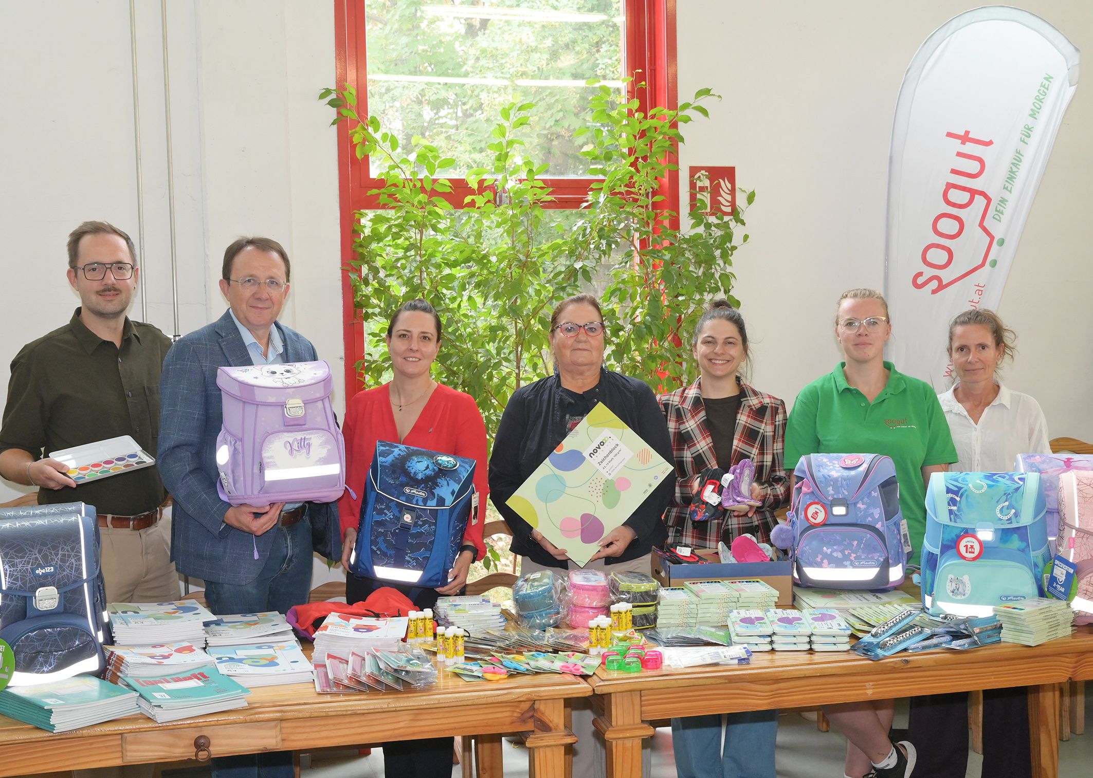 Bei der Übergabe anwesend (v.l.): Vizebürgermeister Michael Kögl, Bürgermeister Matthias Stadler, Sozialstadträtin Marie-Theres Amler-Buhr, die Gemeinderätinnen Gabriele Vavra und Marlies Eder sowie Nicole Kinzel und Ursula Oswald vom Soogut-Markt. 