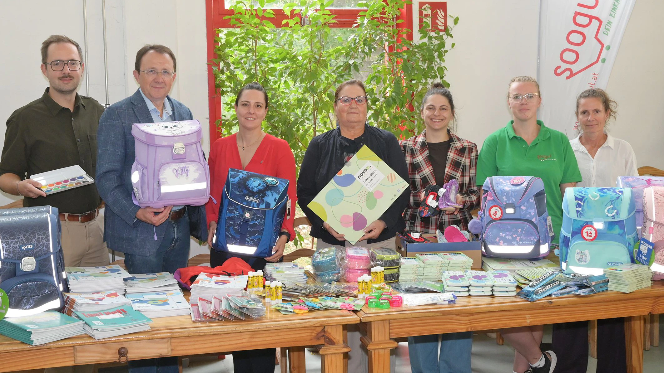 Bei der Übergabe anwesend (v.l.): Vizebürgermeister Michael Kögl, Bürgermeister Matthias Stadler, Sozialstadträtin Marie-Theres Amler-Buhr, die Gemeinderätinnen Gabriele Vavra und Marlies Eder sowie Nicole Kinzel und Ursula Oswald vom Soogut-Markt. 