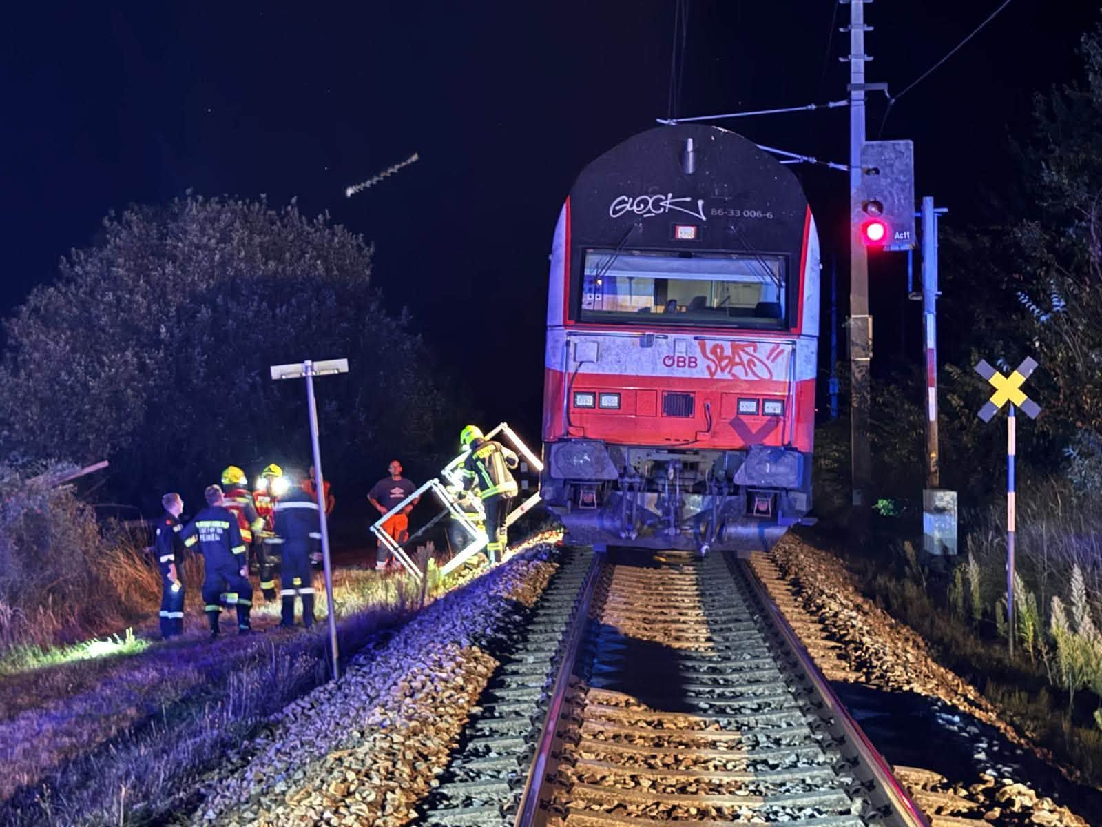 Die Feuerwehr begleitete die Fahrgäste über einen Steg aus dem Zug.