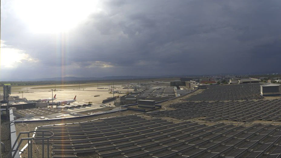 Blick vom Wiener Flughafen in Schwechat auf die durchziehenden Gewitter, 16.50 Uhr.