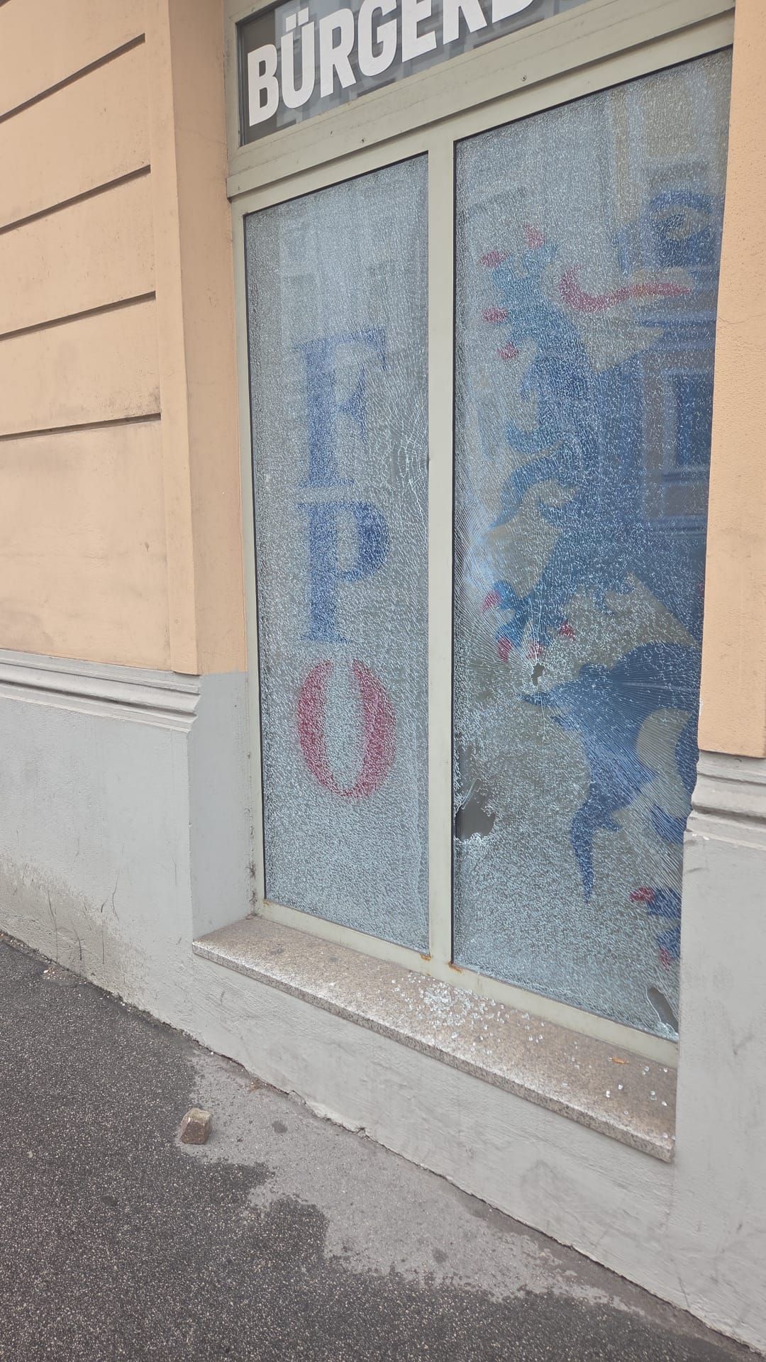 Steine flogen durch das Fenster des Salzburger FPÖ-Bürgerbüros.