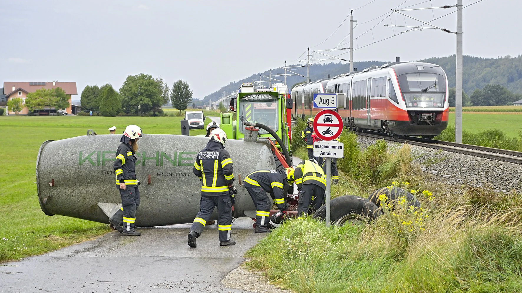 Die Feuerwehr kümmerte sich um die Aufräumarbeiten.
