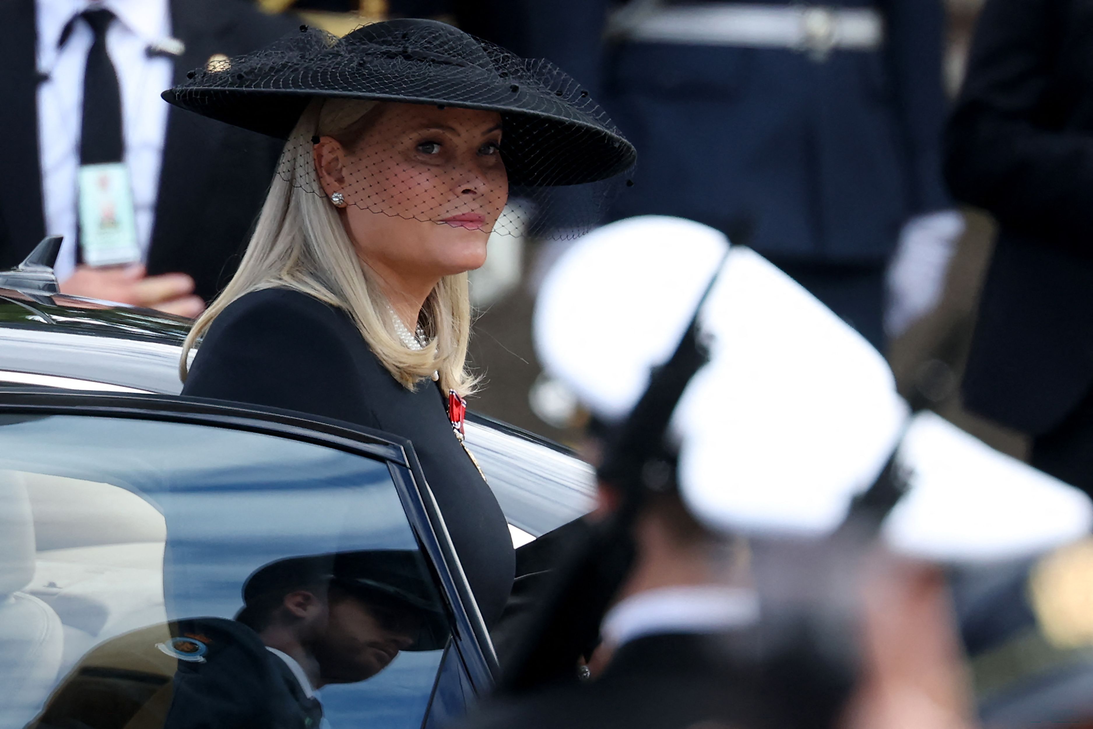 Königin Mette-Marit trifft zum Begräbnis on König Harald von Norwegen ein.