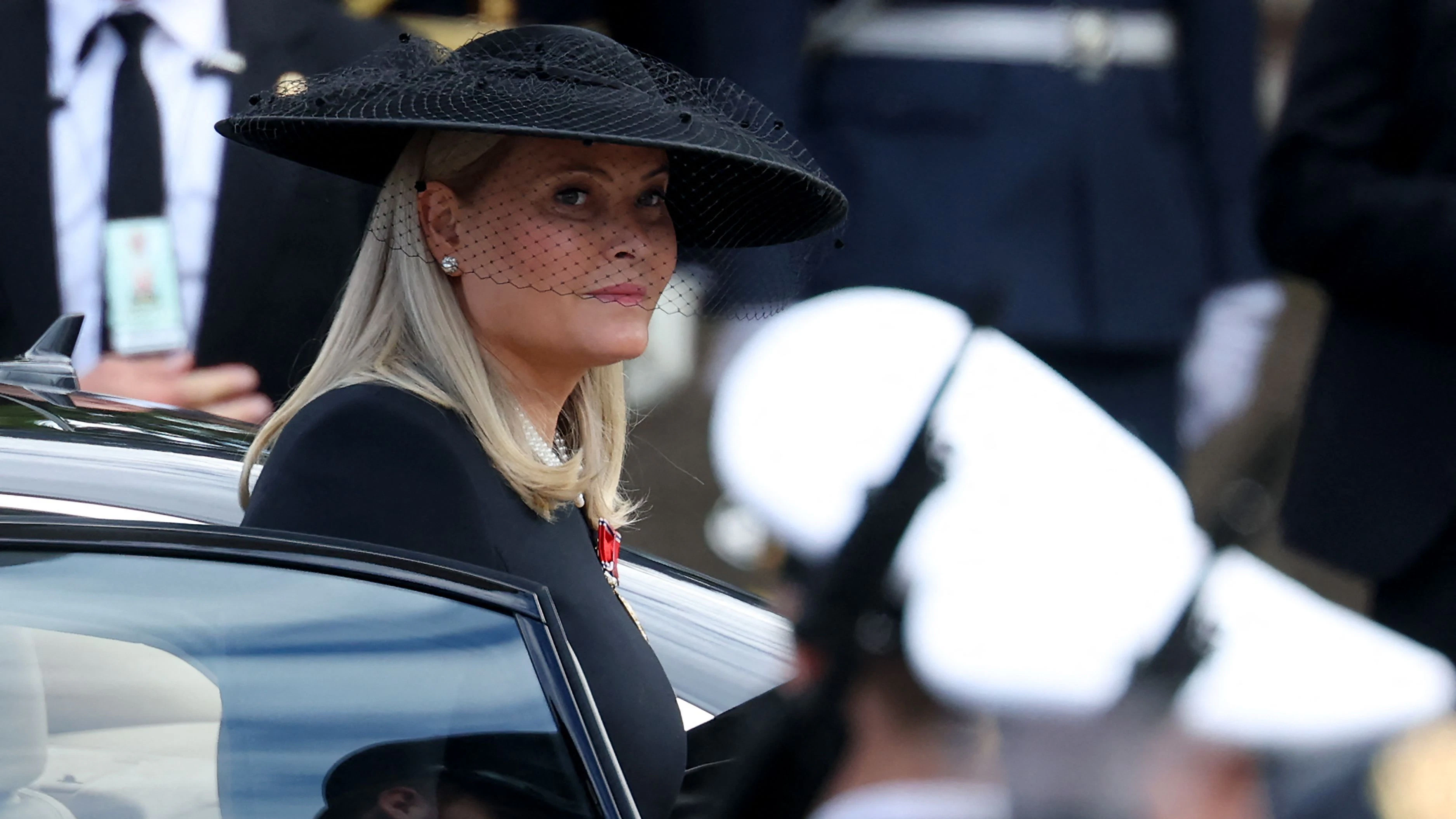 Königin Mette-Marit trifft zum Begräbnis on König Harald von Norwegen ein.