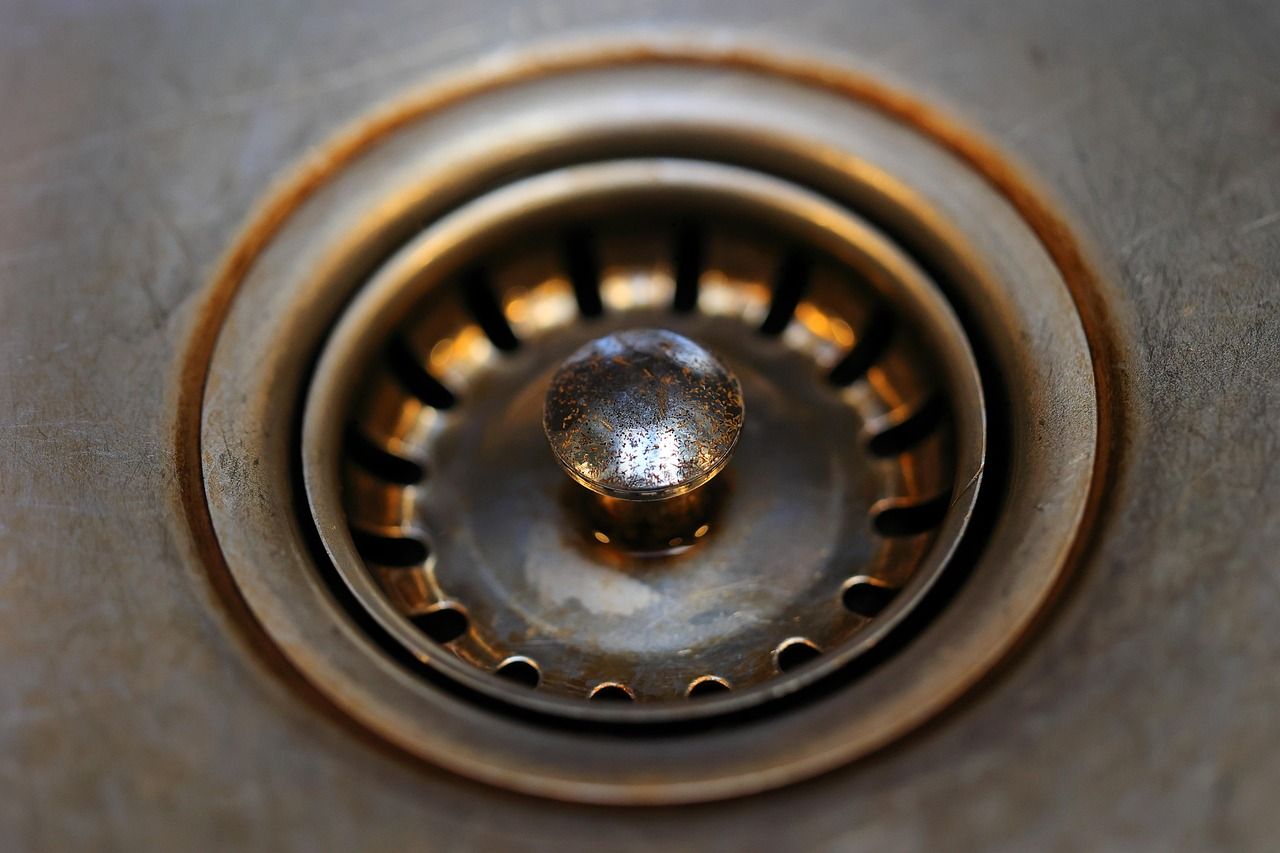 Waschbecken mit verstopftem Abfluss