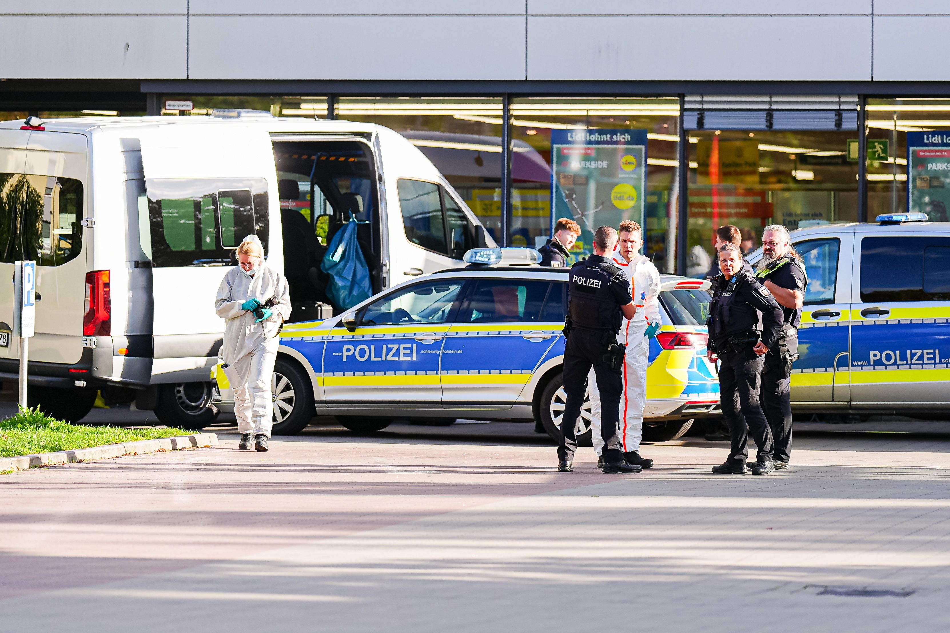 9. September 2026, Schleswig-Holstein, Ratzeburg: Die Polizei ist vor einem Supermarkt im Einsatz. Am Nachmittag wurde darin eine Frau mit einem Messer getötet. Nach Angaben der Polizei wurde der mutmaßliche Täter schwer verletzt.
