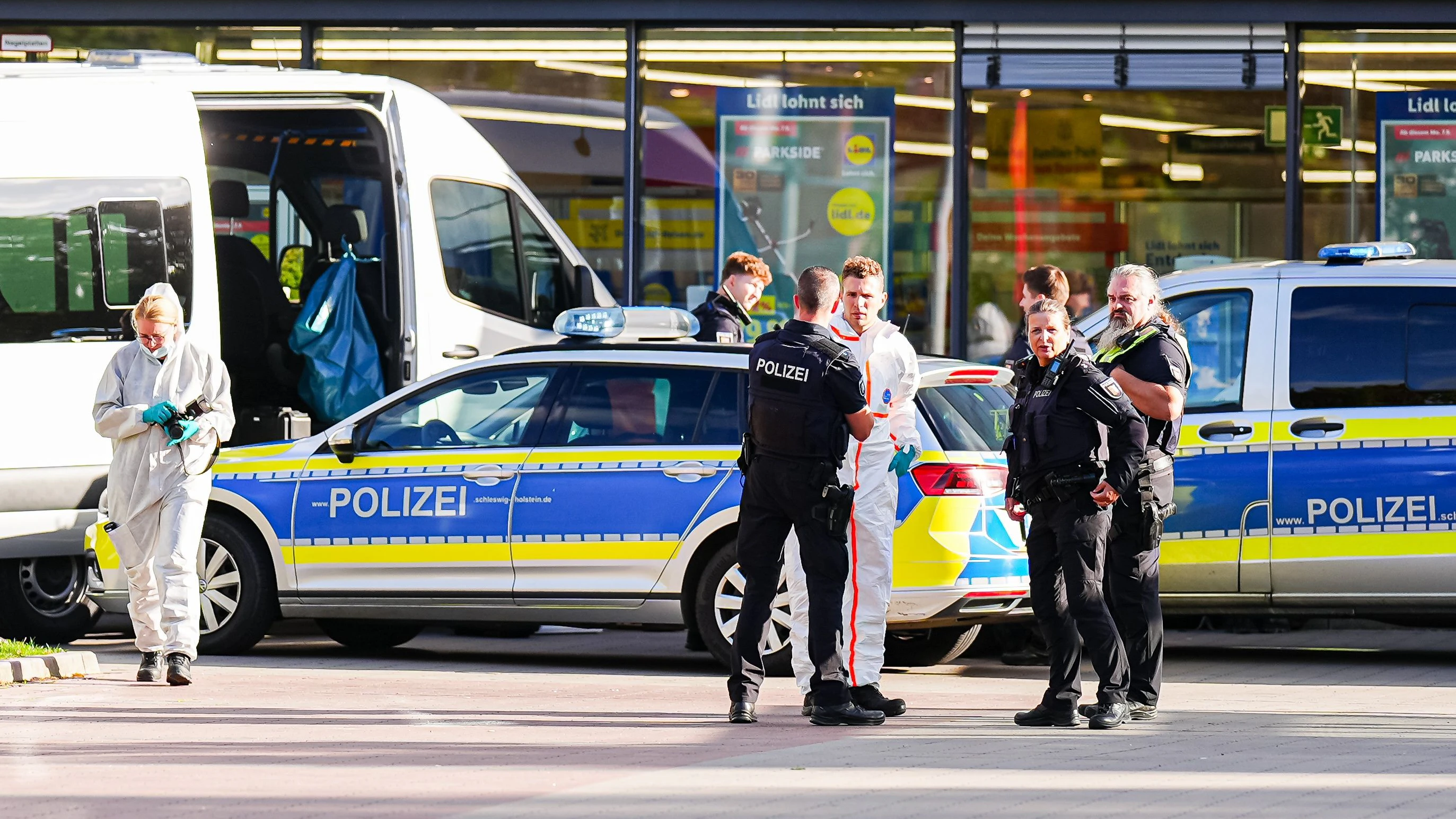 9. September 2026, Schleswig-Holstein, Ratzeburg: Die Polizei ist vor einem Supermarkt im Einsatz. Am Nachmittag wurde darin eine Frau mit einem Messer getötet. Nach Angaben der Polizei wurde der mutmaßliche Täter schwer verletzt. 