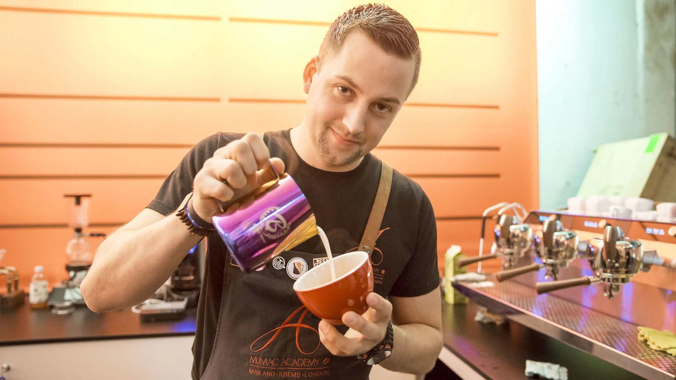 Benjamin Graf, dreifacher Latte Art Champion war beim Vienna Coffee Festival 2025.