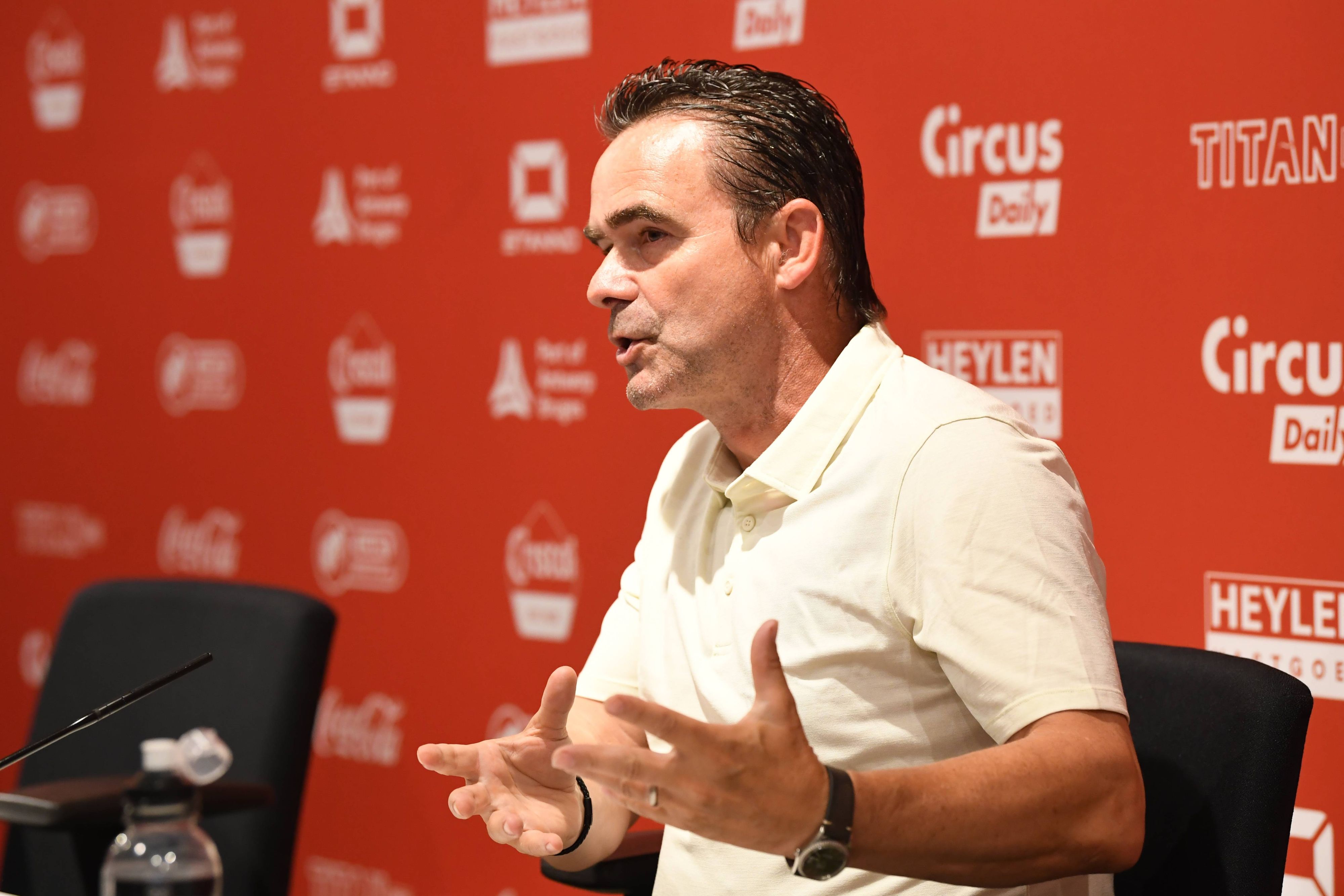 Der ehemalige Weltklasse-Kicker Marc Overmars tritt zurück. 