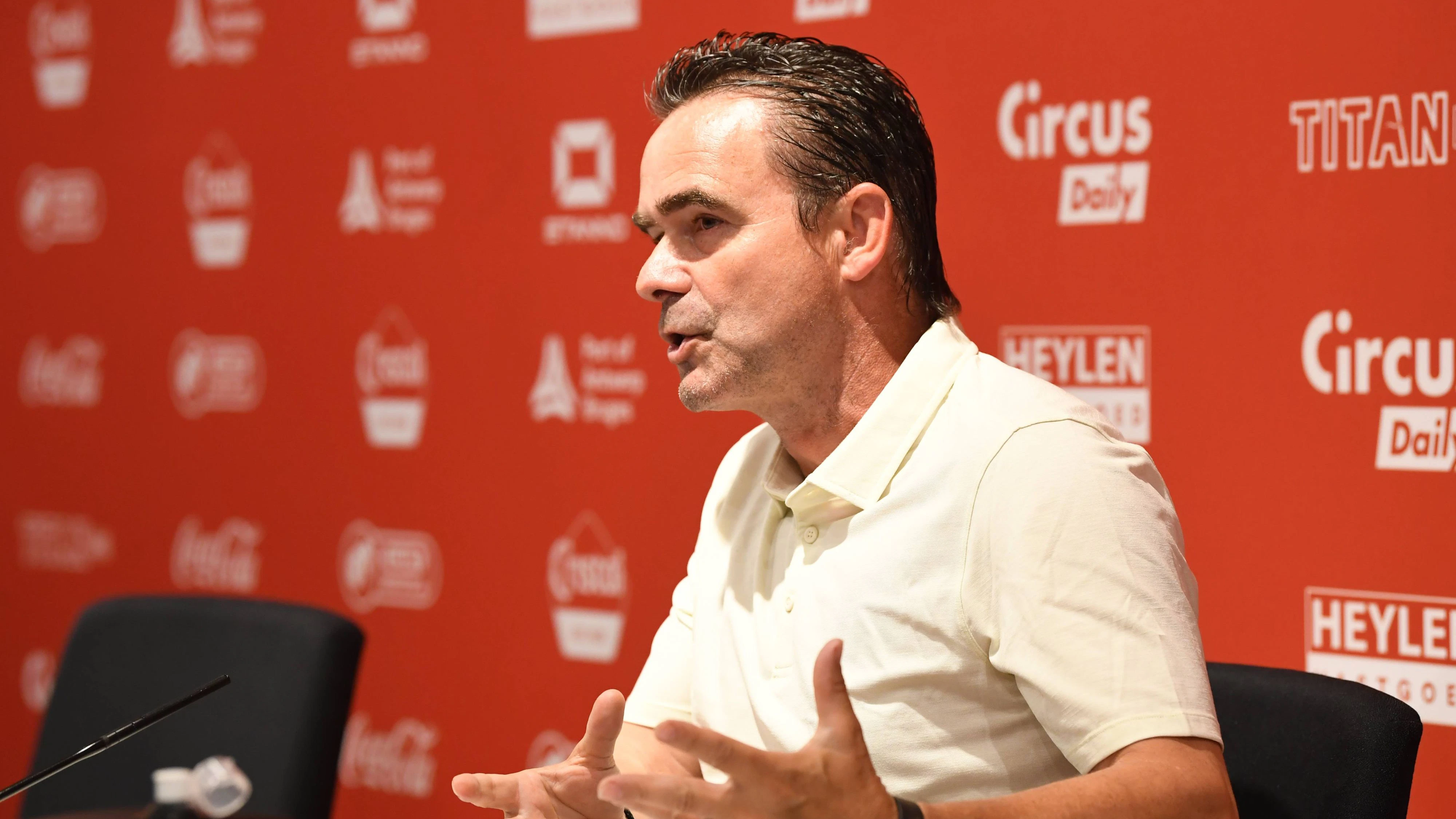 Der ehemalige Weltklasse-Kicker Marc Overmars tritt zurück. 