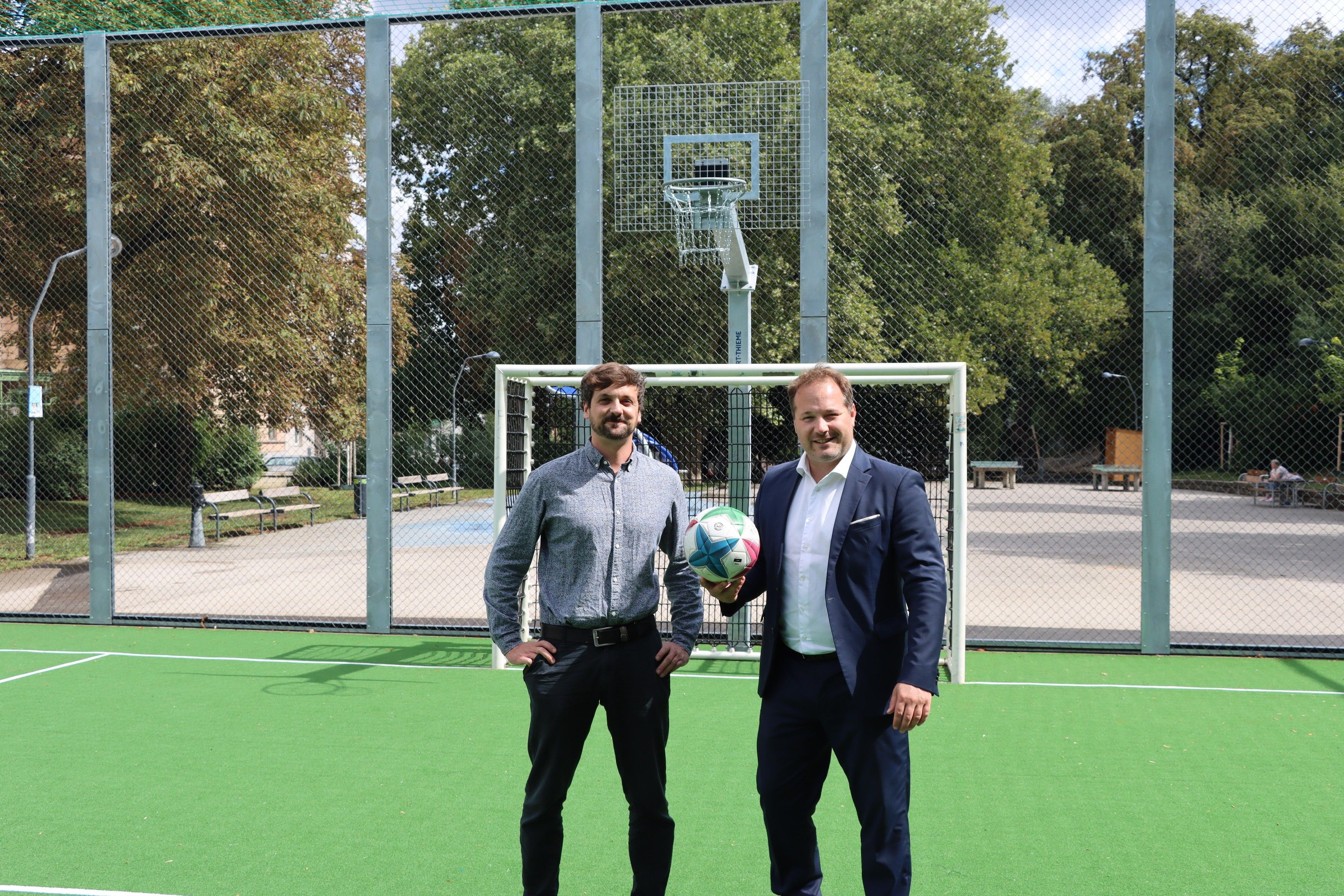 Christoph Ploner (MA42) und Bezirksvorsteher Daniel Resch (v.l.) im neuen Ballspielkäfig.