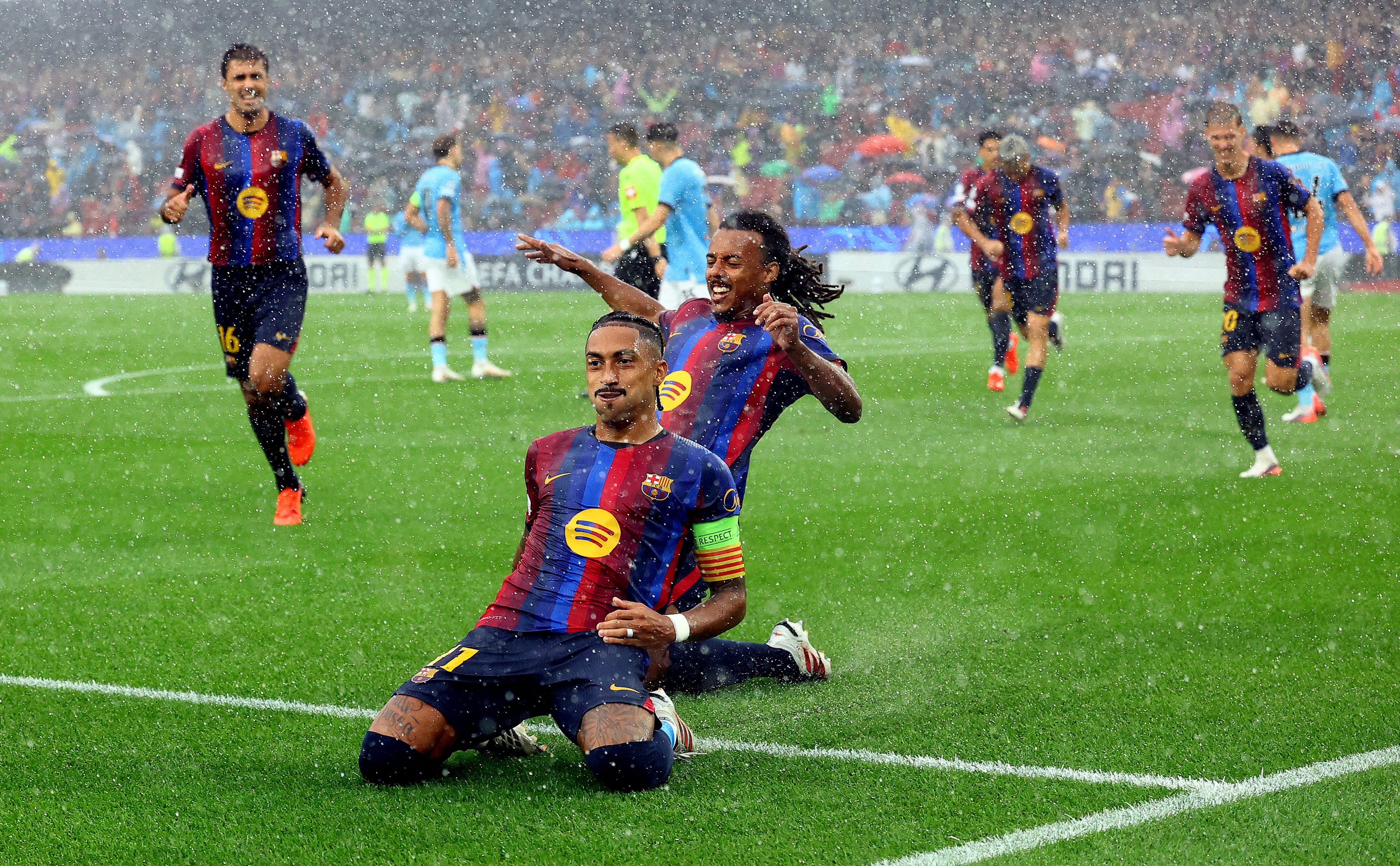 Die Barcelona-Stars feiern den klaren Sieg gegen Feyenoord Rotterdam. 