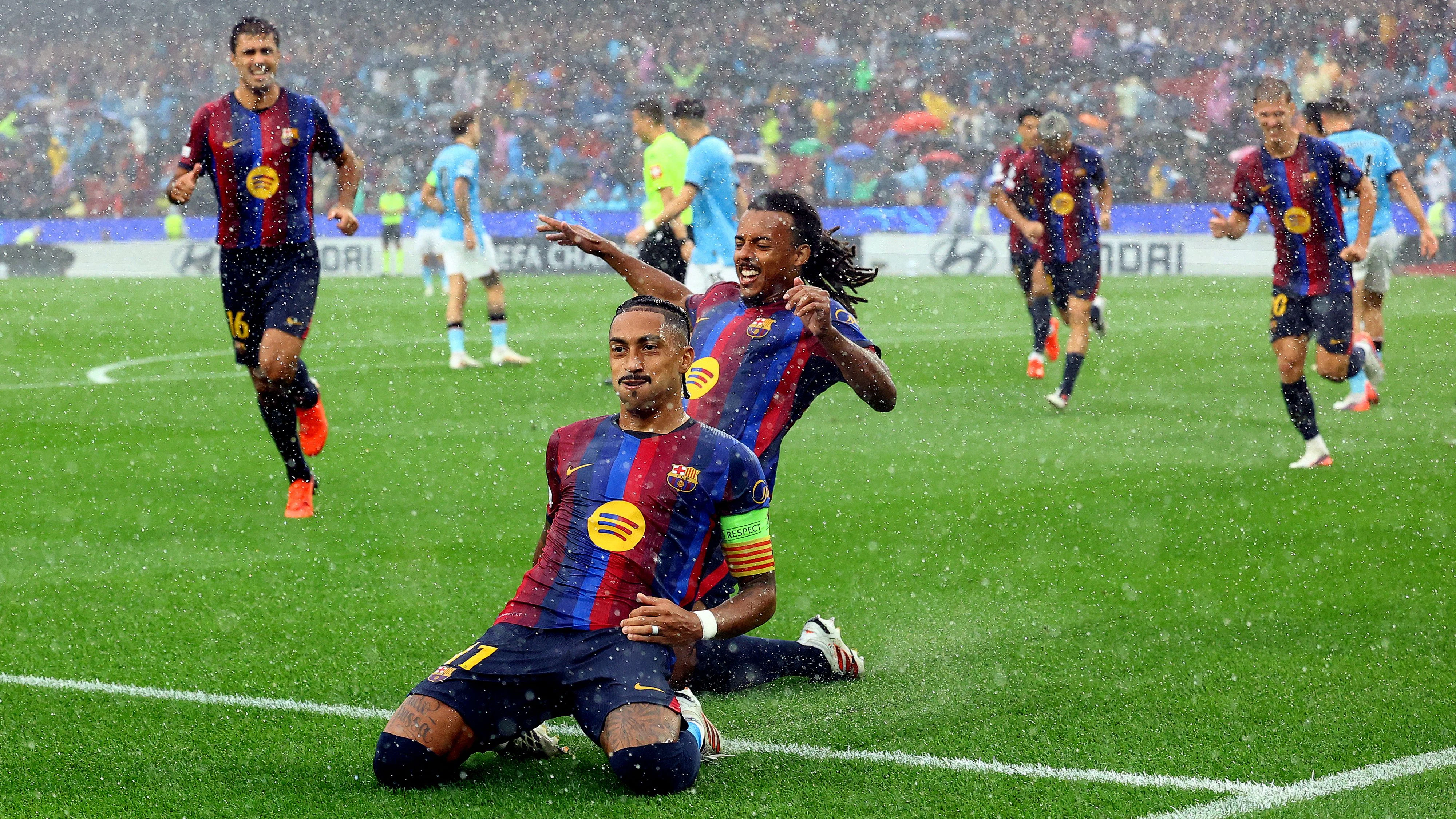 Die Barcelona-Stars feiern den klaren Sieg gegen Feyenoord Rotterdam. 