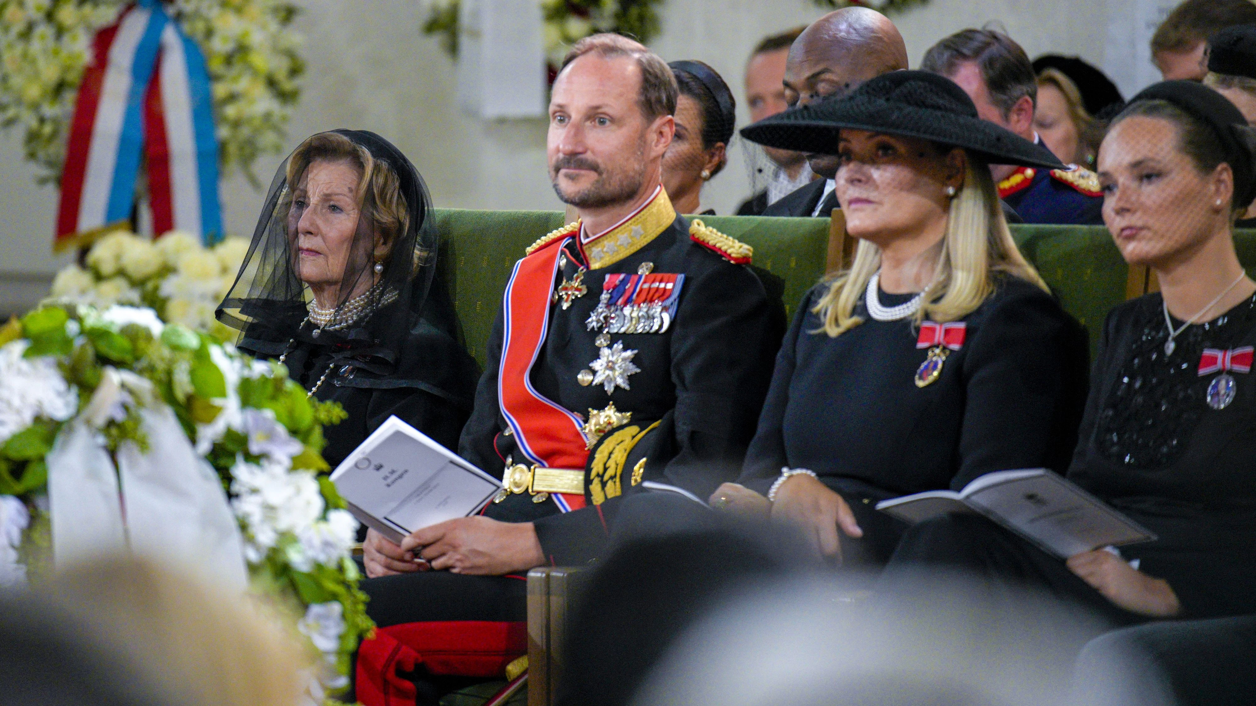 König Haakon, Königin Mette-Marit, Kronprinzessin Ingrid Alexandra und Königin Sonja während der Trauerfeier für König Harald V. in der Kathedrale von Oslo am Mittwoch.