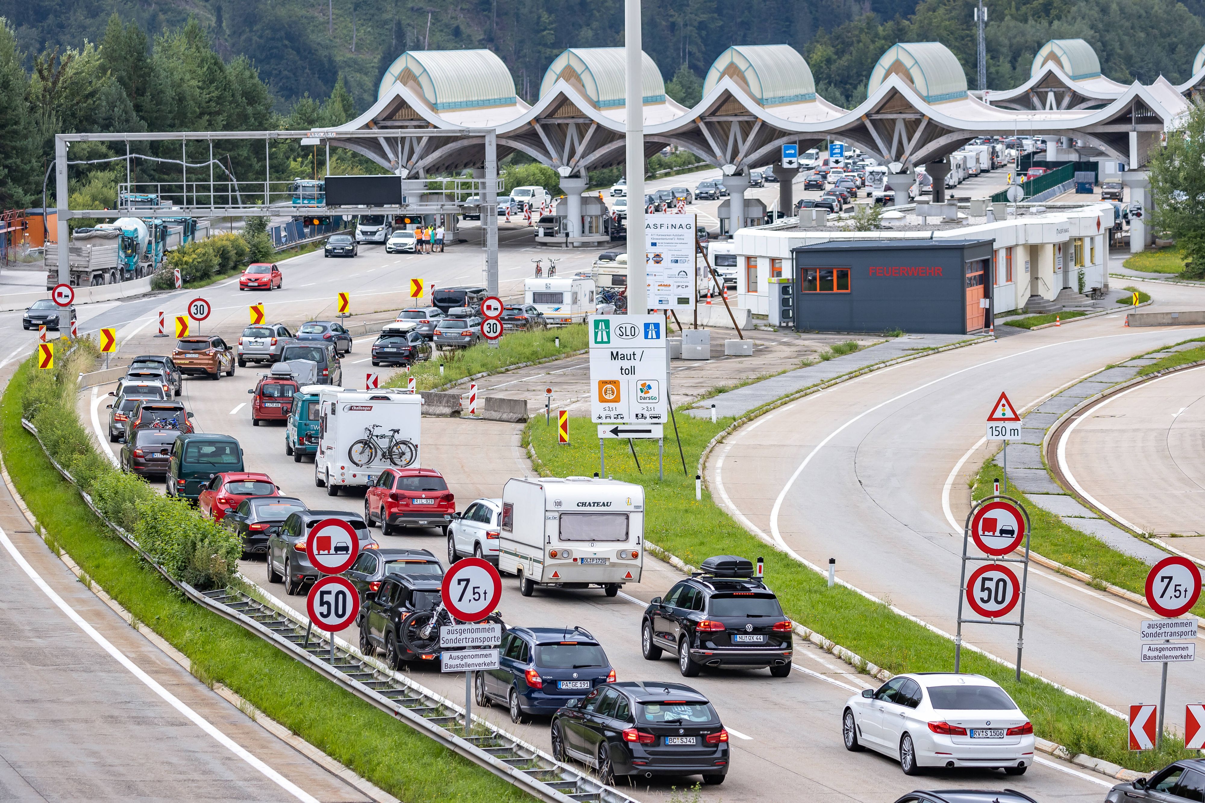 Beim Grenzübergang Karawankentunnel wären Wartezeiten von mehr als einer Stunde laut ÖAMTC keine Überraschung.