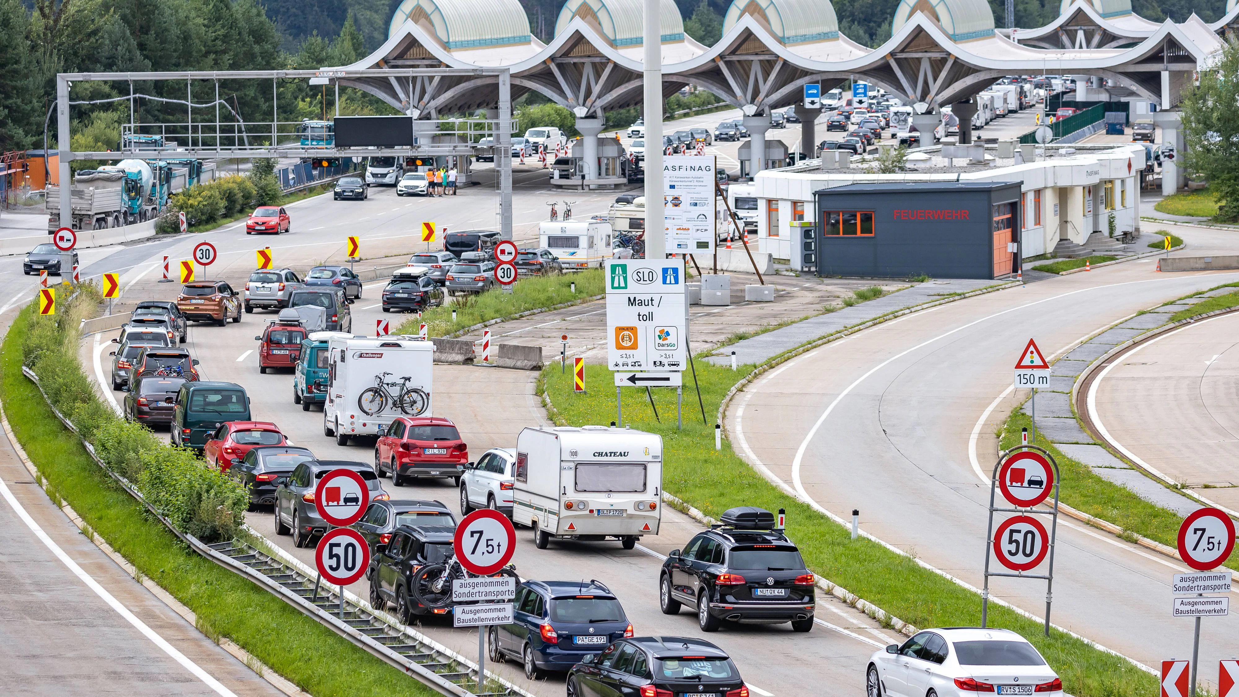 AUT, Coronavirus, Rückreiseverkehr Grenzübergang Karawankentunnel 16.08.2020, St. Jakob, AUT, Coronavirus, Rückreiseverkehr und Ausreiseverkehr am Autobahngrenzübergang Karawankentunnel. Das österreichische Außenministerium hat eine Reisewarnung für Kroatien ausgesprochen, die in der Nacht auf Montag in Kraft tritt, im Bild Situation an der Slowenisch/Österreichischen Grenze. // Return and outbound traffic at the Karavanke Tunnel motorway border crossing. The Austrian Foreign Ministry has issued a travel warning for Croatia, which will come into effect during the night from Monday, in the picture Situation at the Slovenian/Austrian border. St. Jakob, Austria on 2020/08/16., St Jakob im Rosental Kärnten Österreich Autobahngrenzüb Kein Release verfügbar 