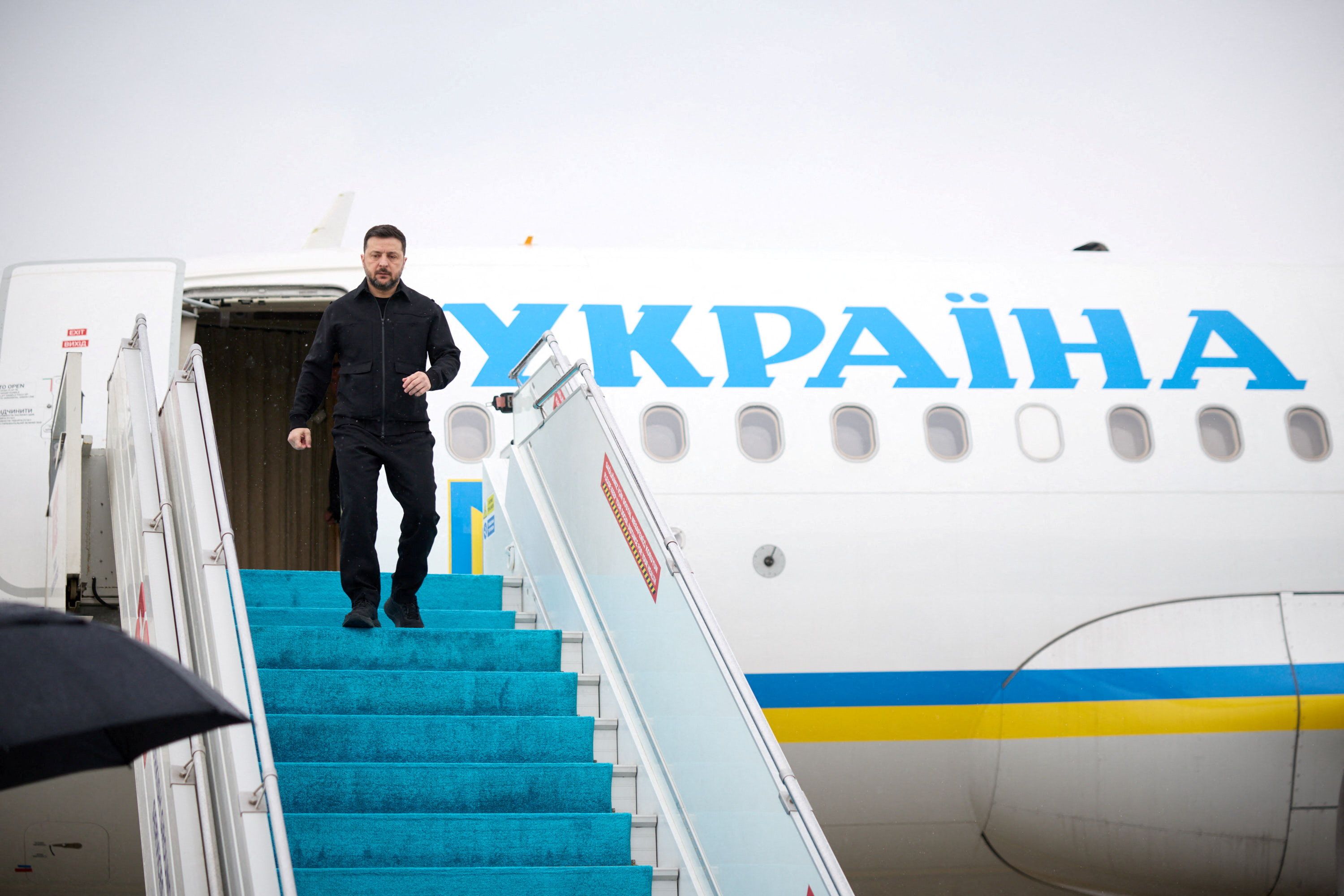 Der ukrainische Präsident Wolodymyr Selenskyj steigt nach seiner Ankunft am Flughafen in Istanbul (Türkei) aus dem Flugzeug. Archivbild vom 4. April 2026.