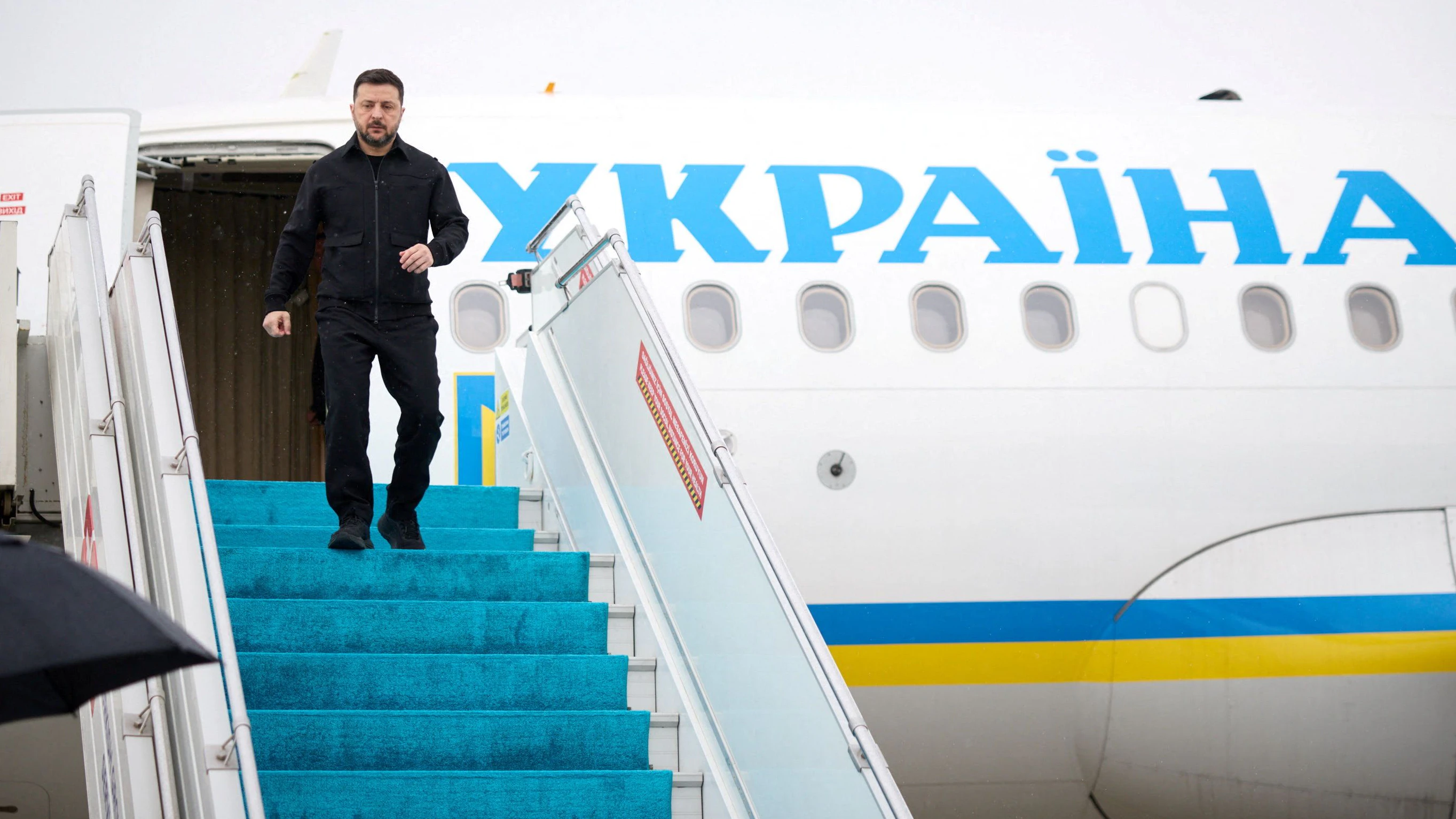 Der ukrainische Präsident Wolodymyr Selenskyj steigt nach seiner Ankunft am Flughafen in Istanbul (Türkei) aus dem Flugzeug. Archivbild vom 4. April 2026.