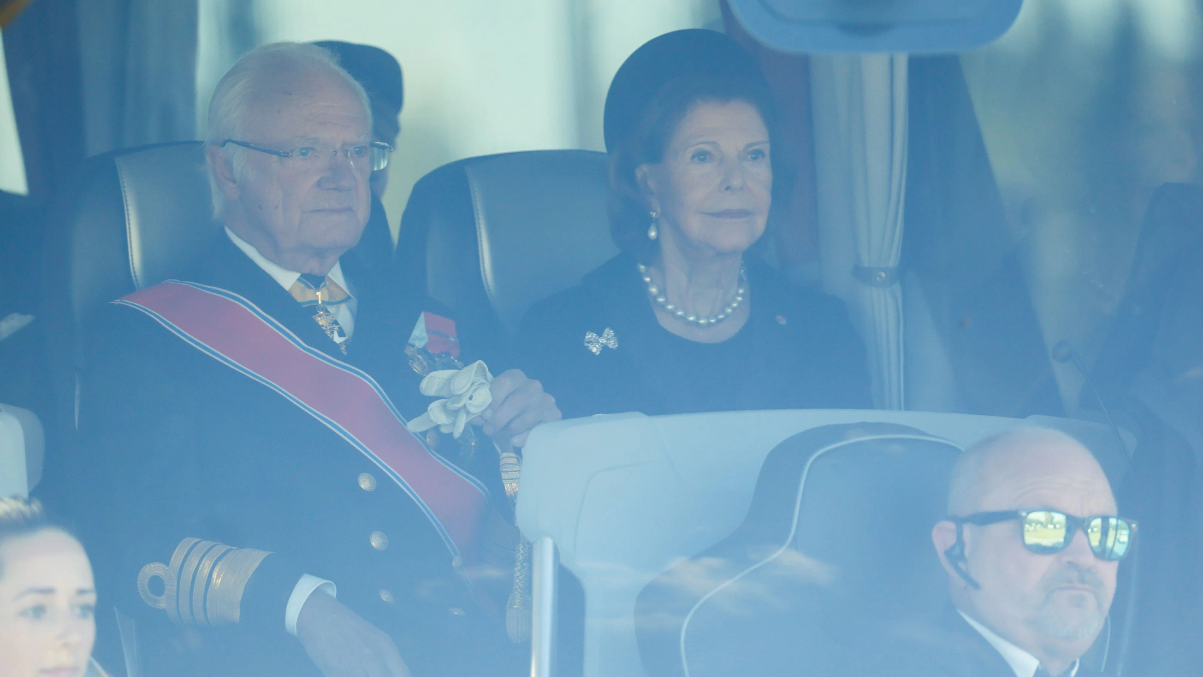 Auch König Carl Gustaf und Königin Silvia von Schweden wurden mit einem Bus abgeholt.