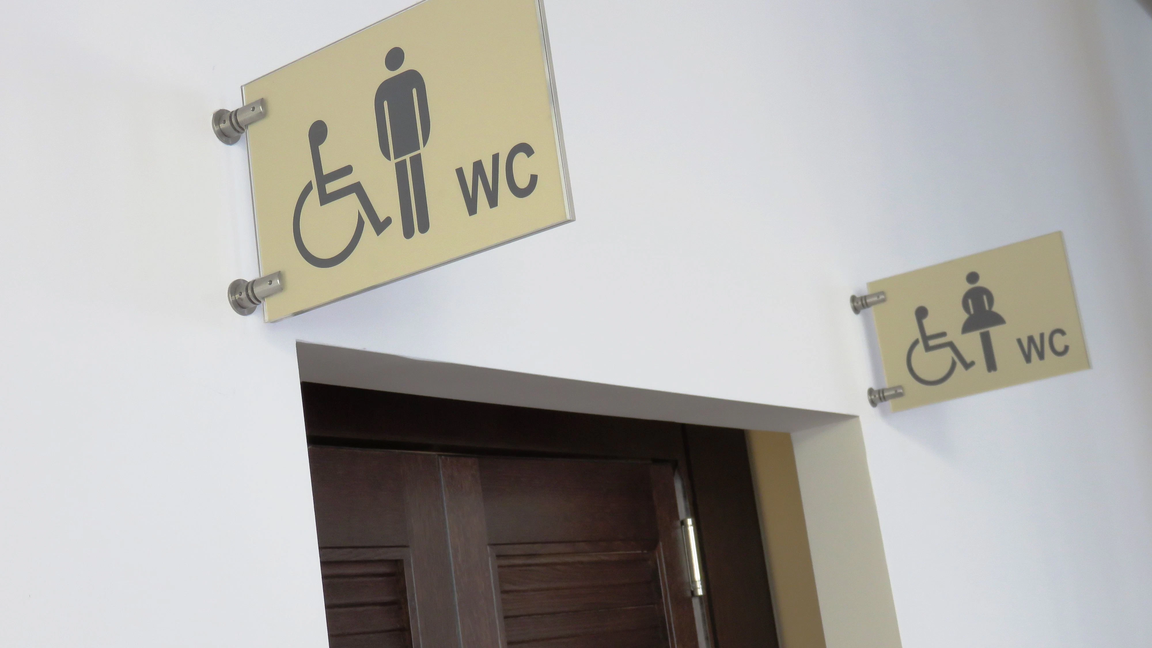 Heute.at - Ich vergnüge mich mit ihm auf dem Behinderten-WC