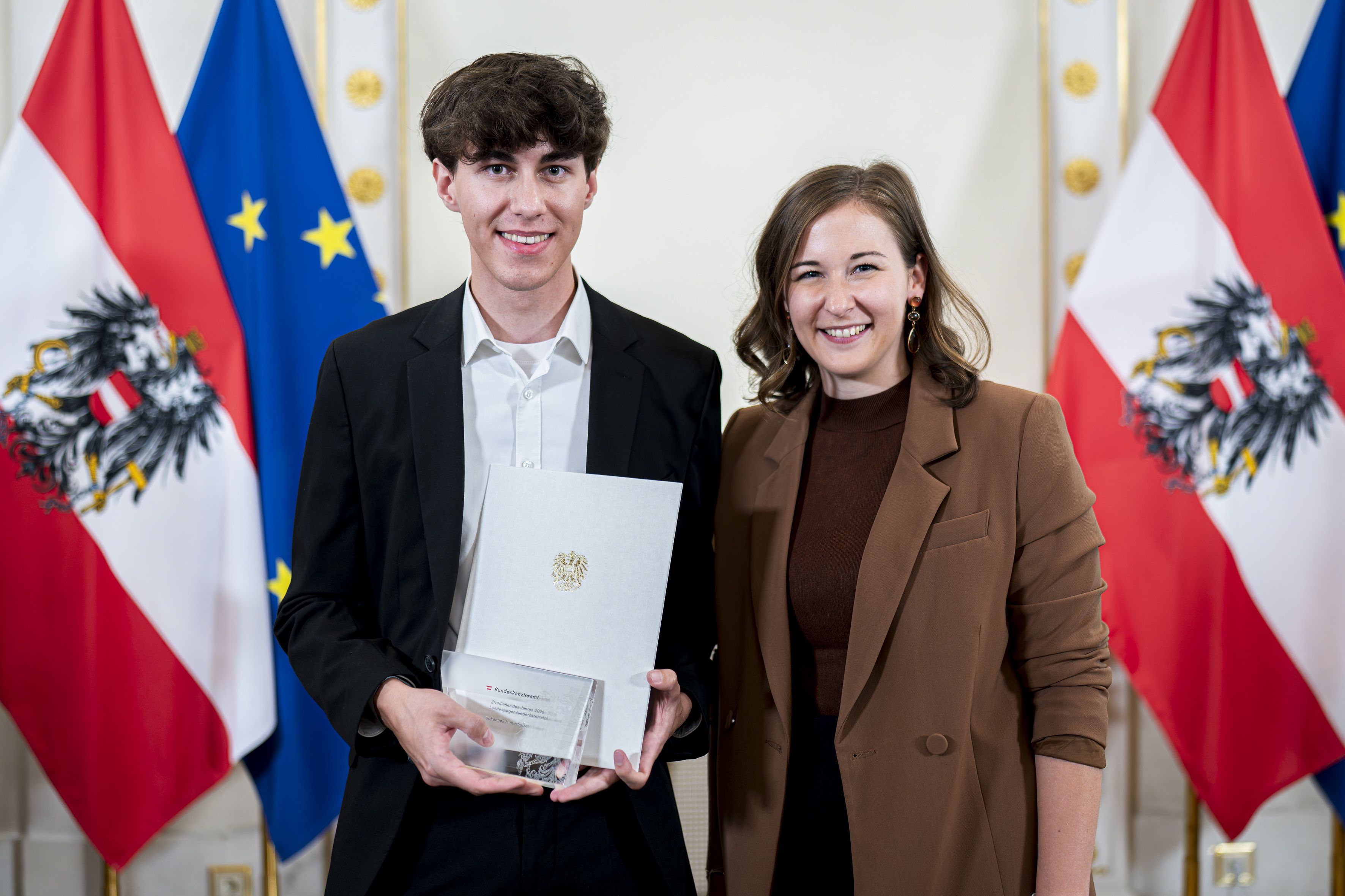 Zivildiener des Jahres Johannes Hinterholzer, Integrationsministerin Claudia Bauer (ÖVP)