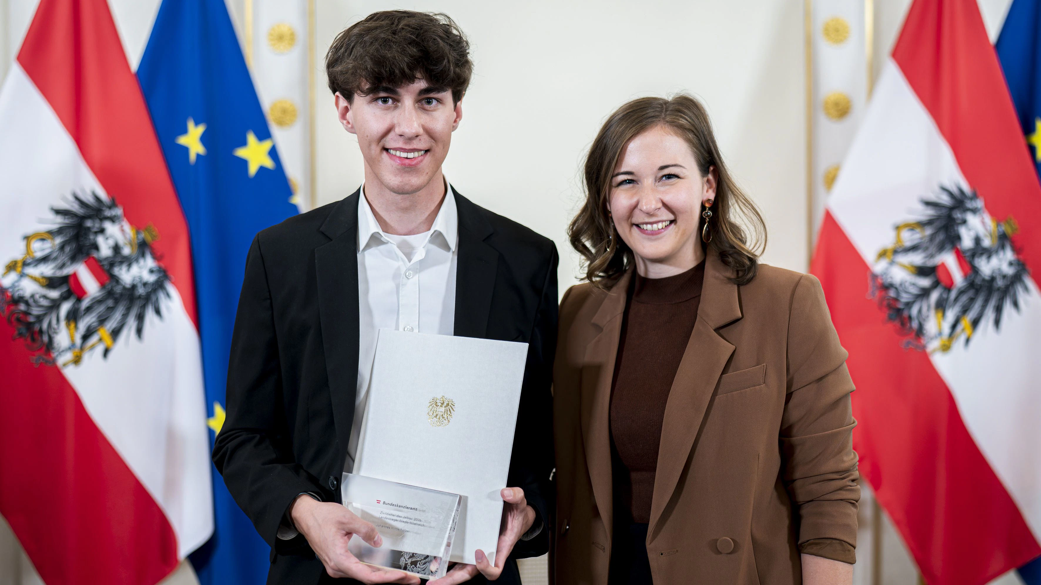 Zivildiener des Jahres Johannes Hinterholzer, Integrationsministerin Claudia Bauer (ÖVP)