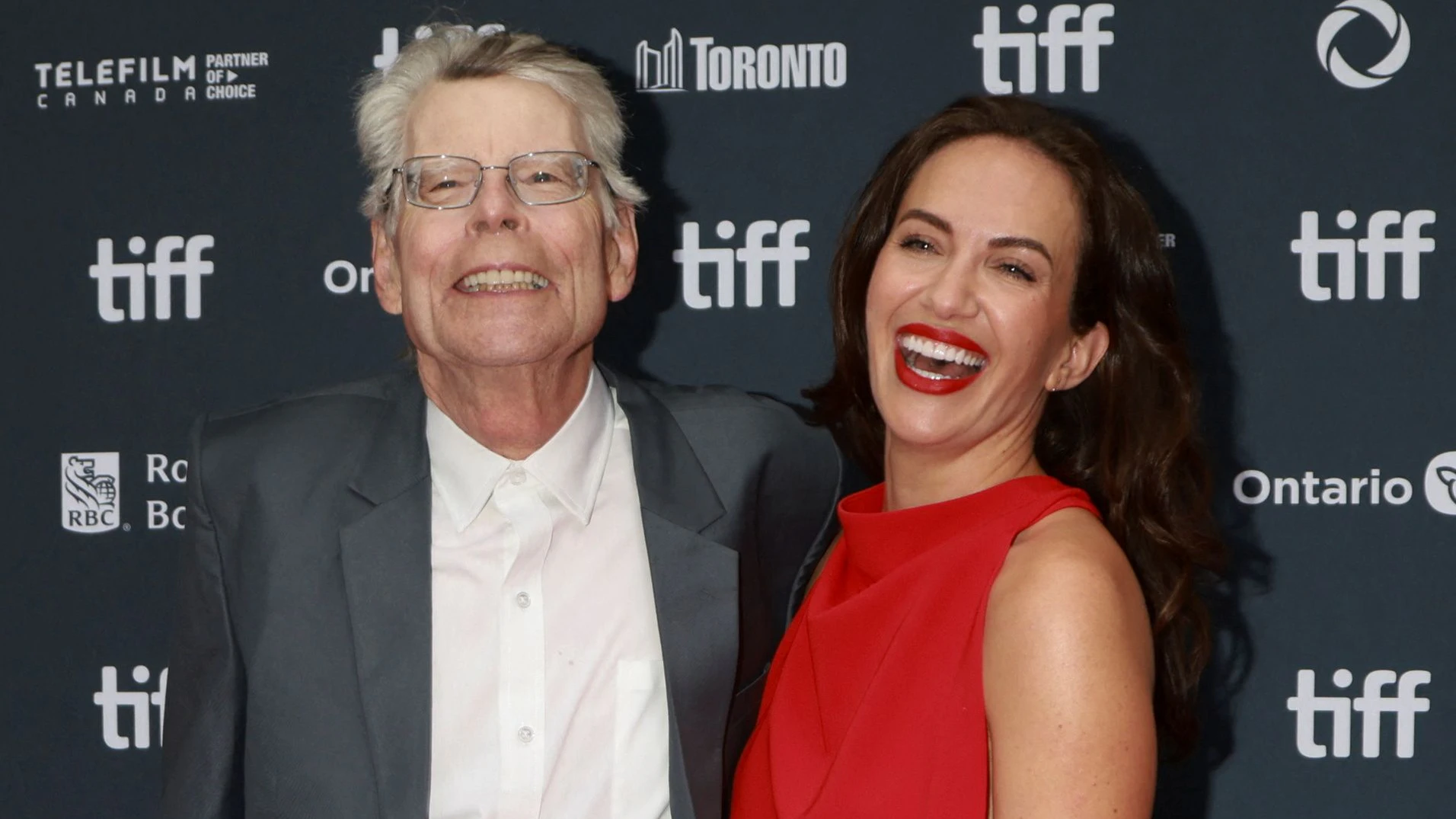 <strong>Stephen King</strong> und <strong>Kate Siegel</strong> (spielt auch in "Carrie" mit) beim Toronto International Film Festival 2024.