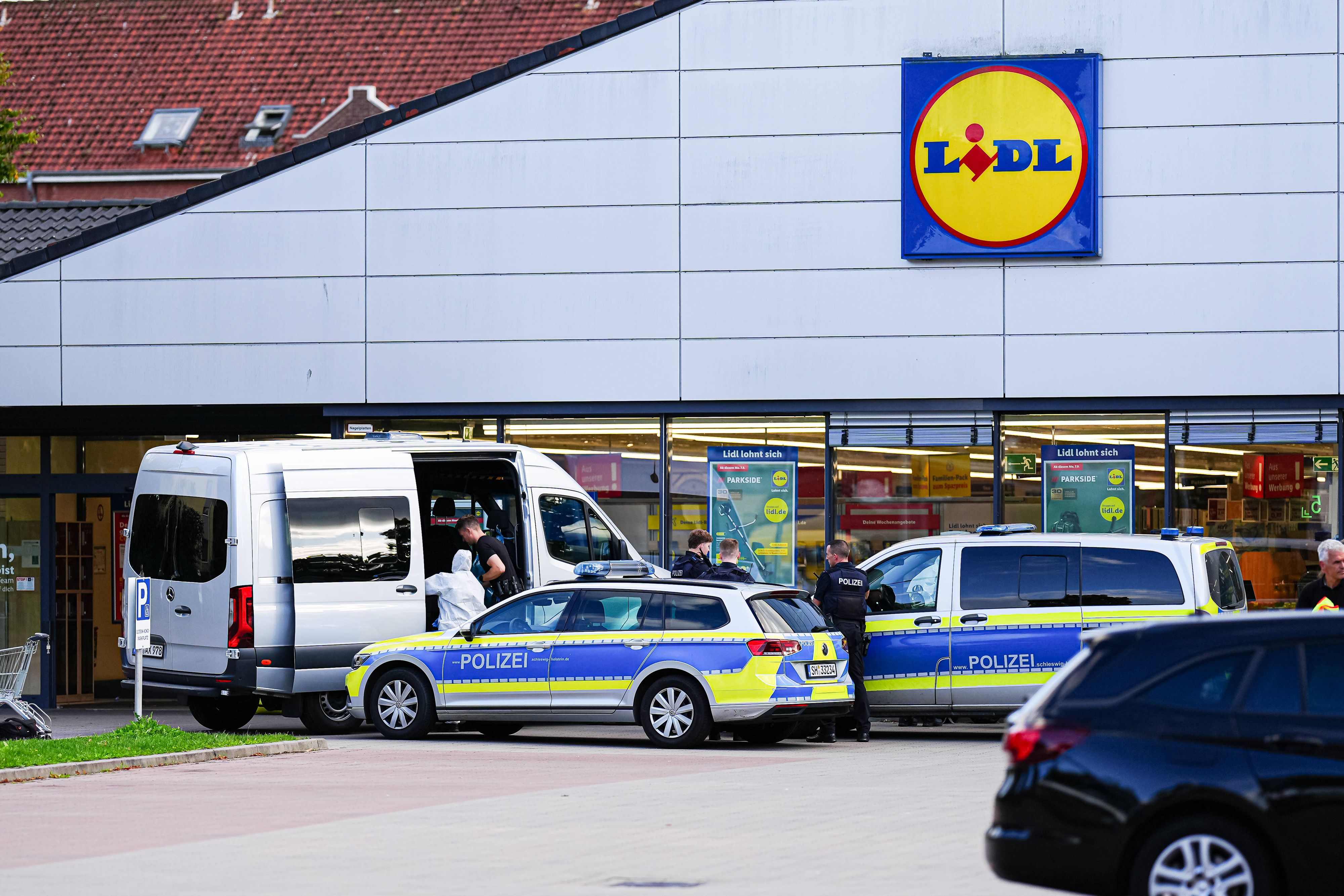 9. September 2026, Schleswig-Holstein, Ratzeburg: Die Polizei ist vor einem Supermarkt im Einsatz nachdem darin eine Frau von einem Mann niedergestochen und getötet wurde.