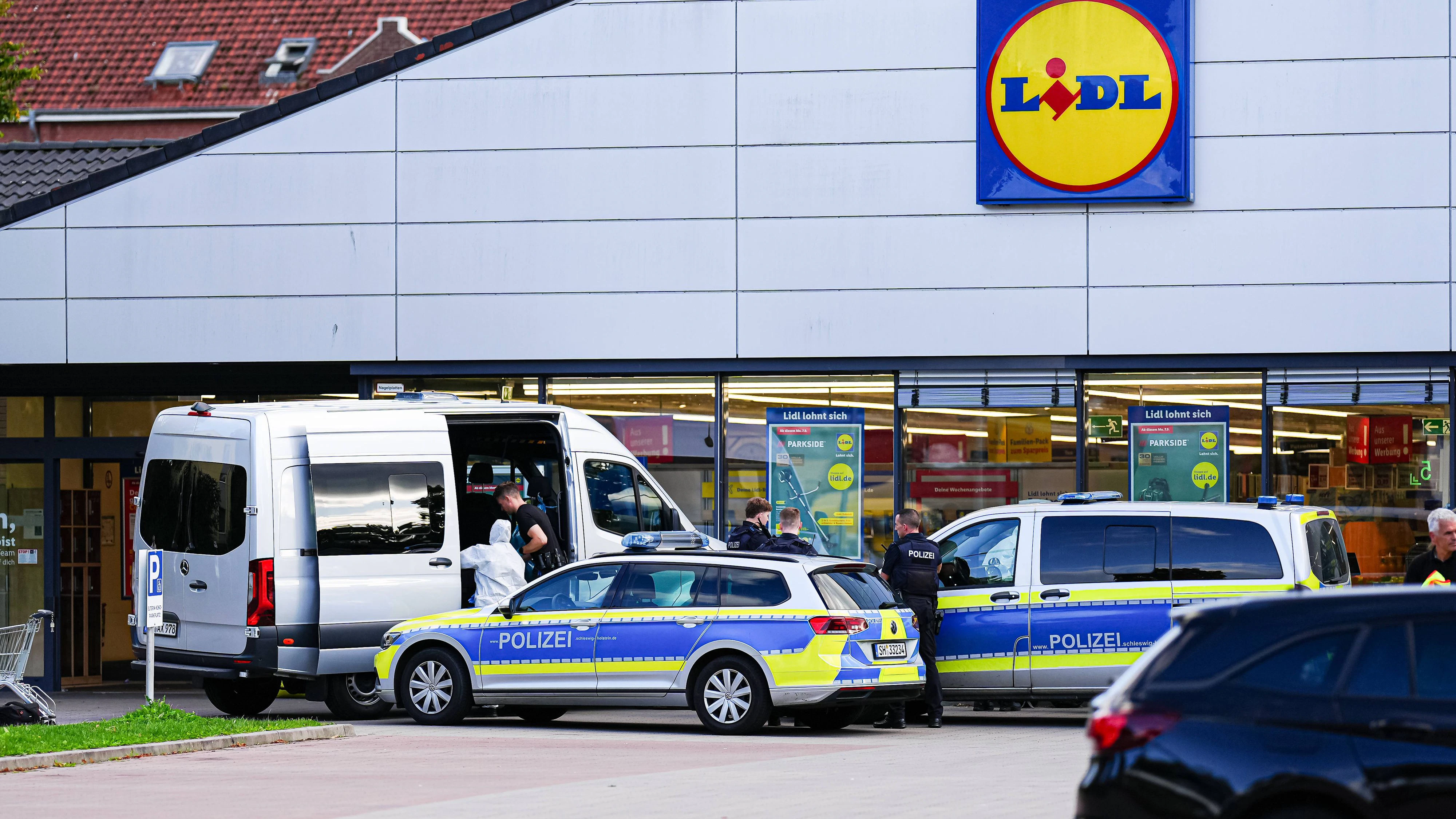 9. September 2026, Schleswig-Holstein, Ratzeburg: Die Polizei ist vor einem Supermarkt im Einsatz. Am Nachmittag wurde darin eine Frau mit einem Messer getötet. Nach Angaben der Polizei wurde der mutmaßliche Täter schwer verletzt.