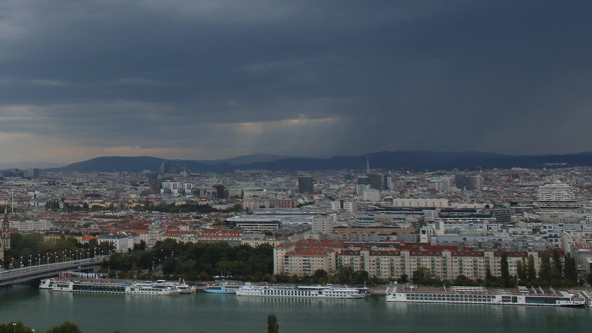 Blick von der UBIMET-Zentrale in der Donaustadt nach Südwesten: Gewitter ziehen auf