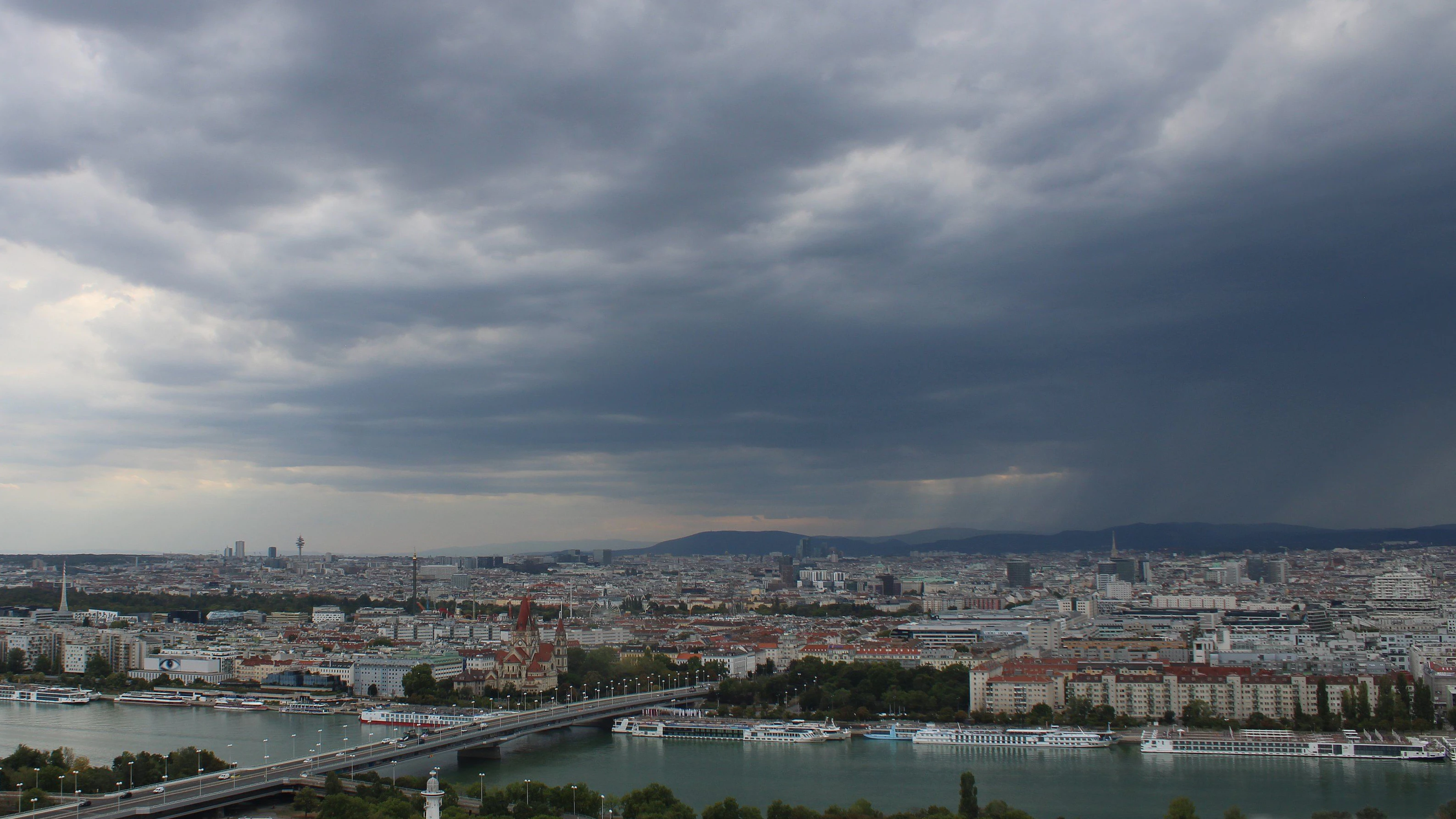 Blick von der UBIMET-Zentrale in der Donaustadt nach Südwesten: Gewitter ziehen auf