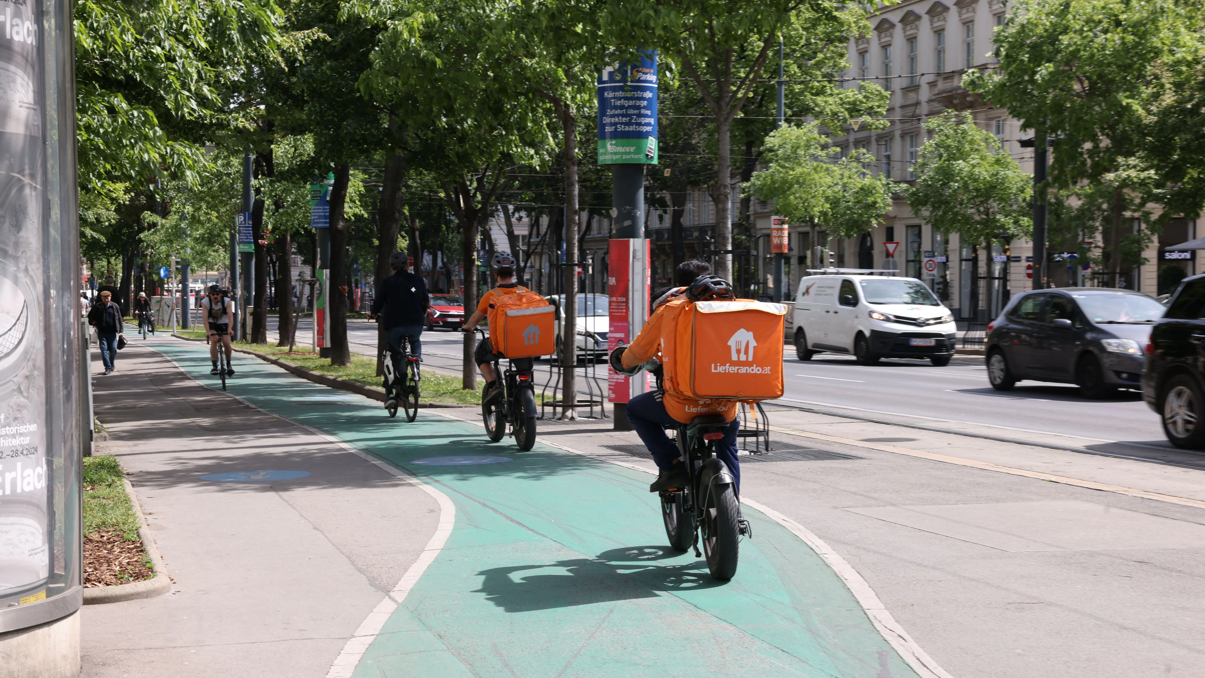 20240429 / e mopeds essenslieferanten am fahrradweg viel zu schnell unterwegs lieferando wolt lieferung / foto: denise auer / tageszeitung heute
