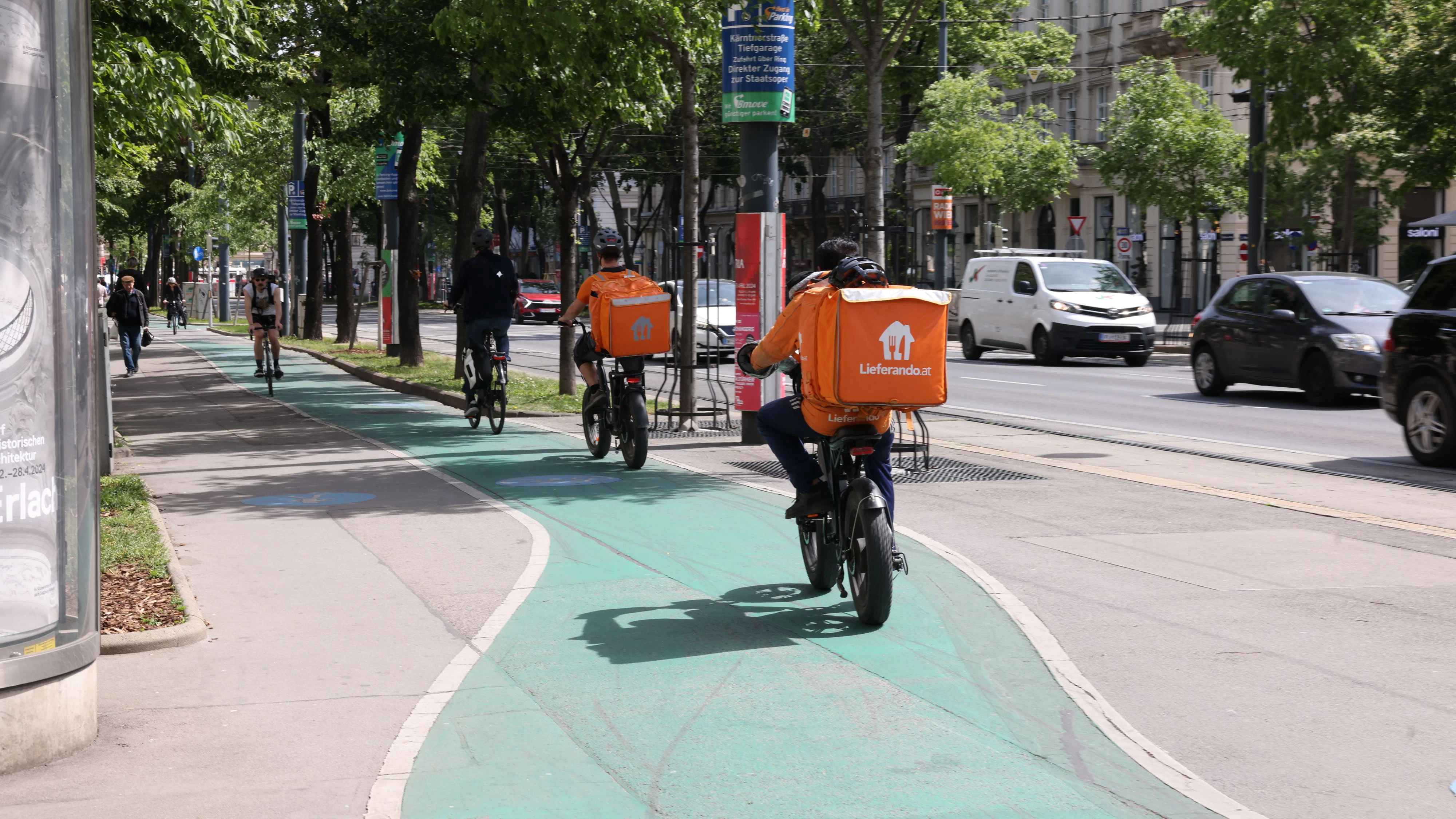 20240429 / e mopeds essenslieferanten am fahrradweg viel zu schnell unterwegs lieferando wolt lieferung / foto: denise auer / tageszeitung heute